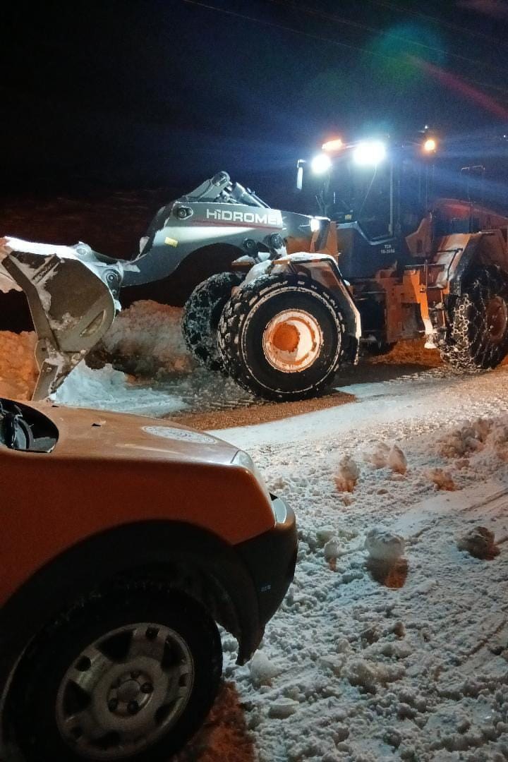 Gümüşhane’de Yağmurdere karayoluna çığ düştü
