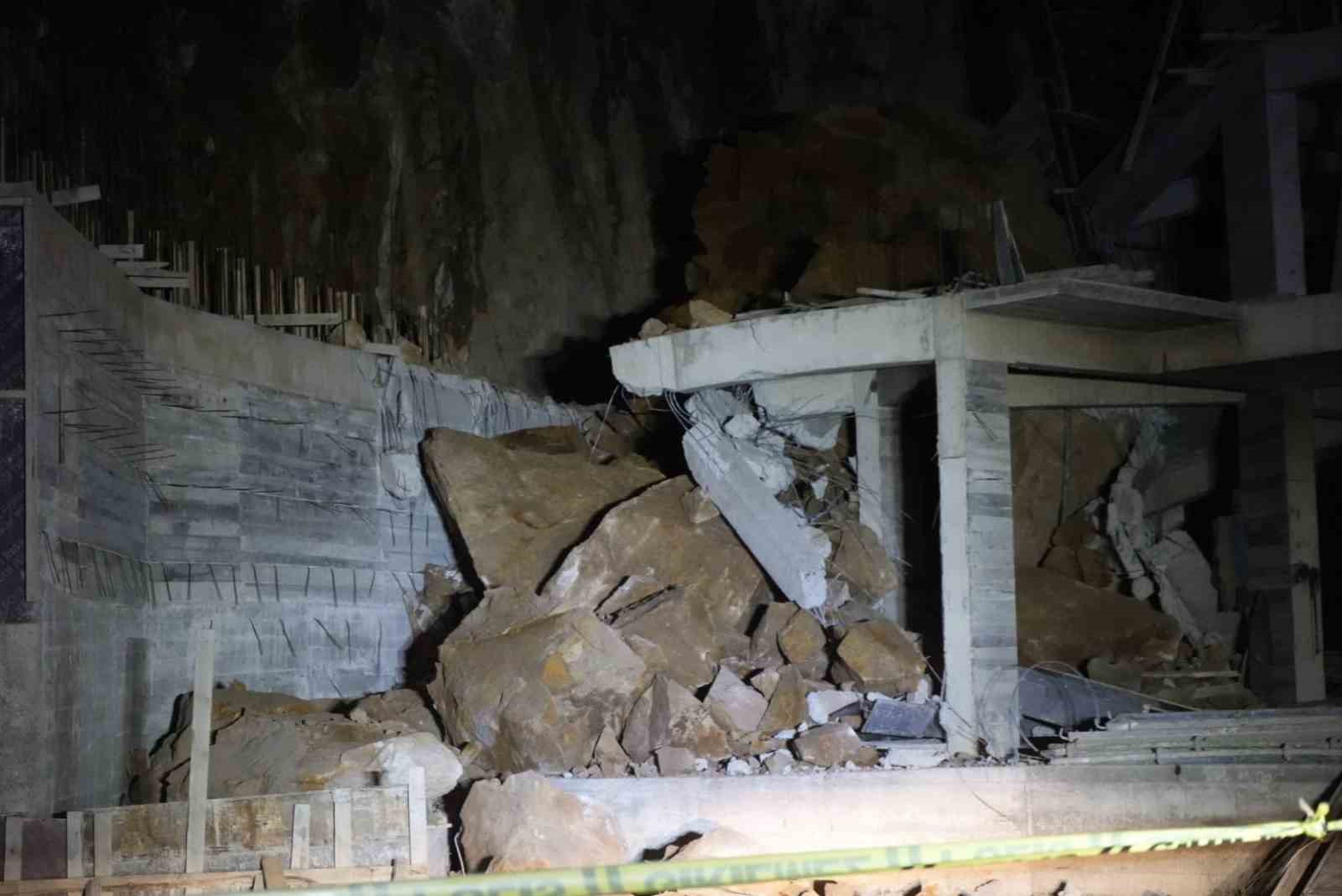 Gümüşhane’de yamaçtan kopan dev kayalar, inşaat halindeki binanın üstüne düştü
