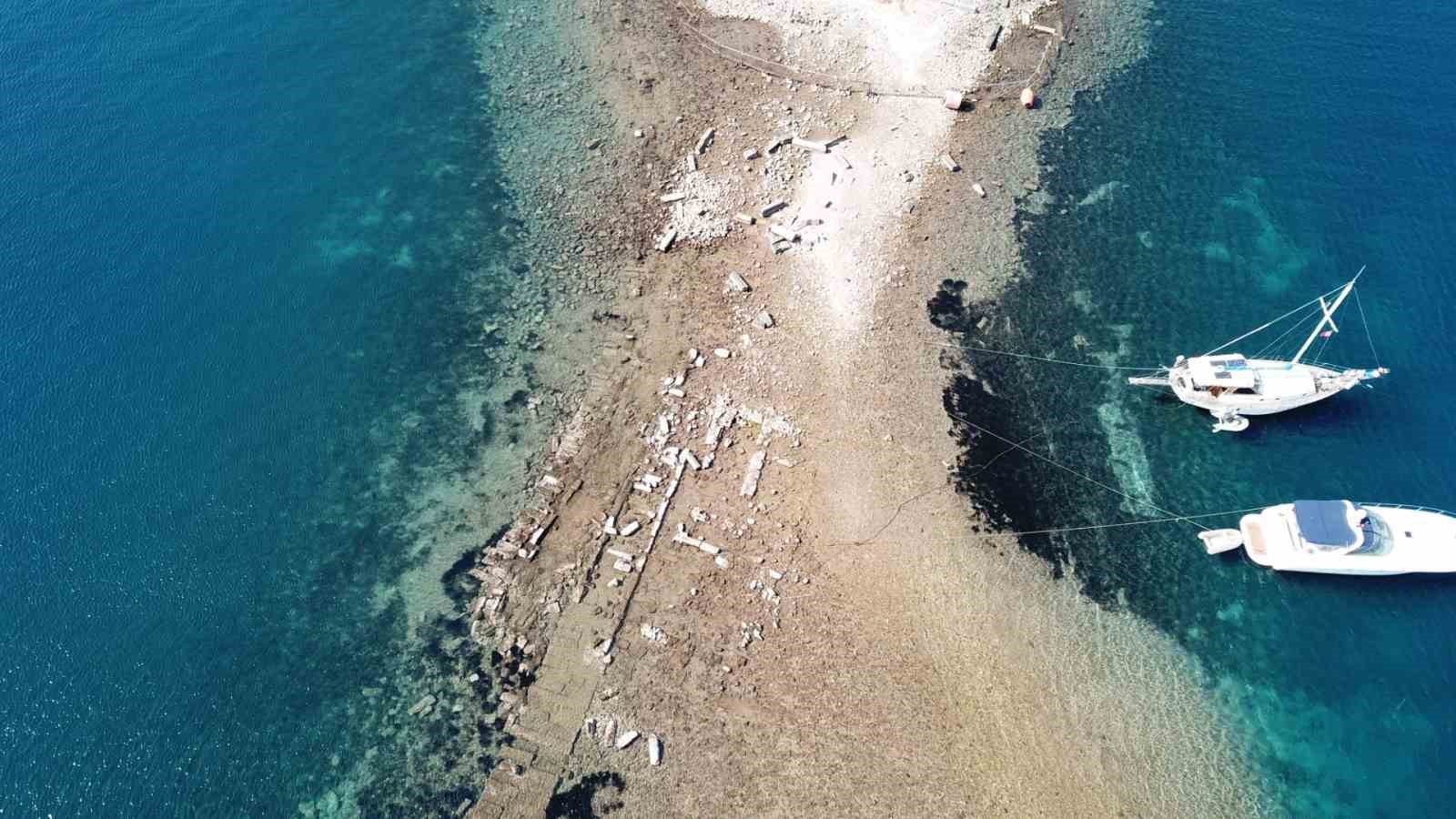 Gümüşlük koyunda sular çekildi, 3 bin 500 yıllık kral yolu ortaya çıktı
