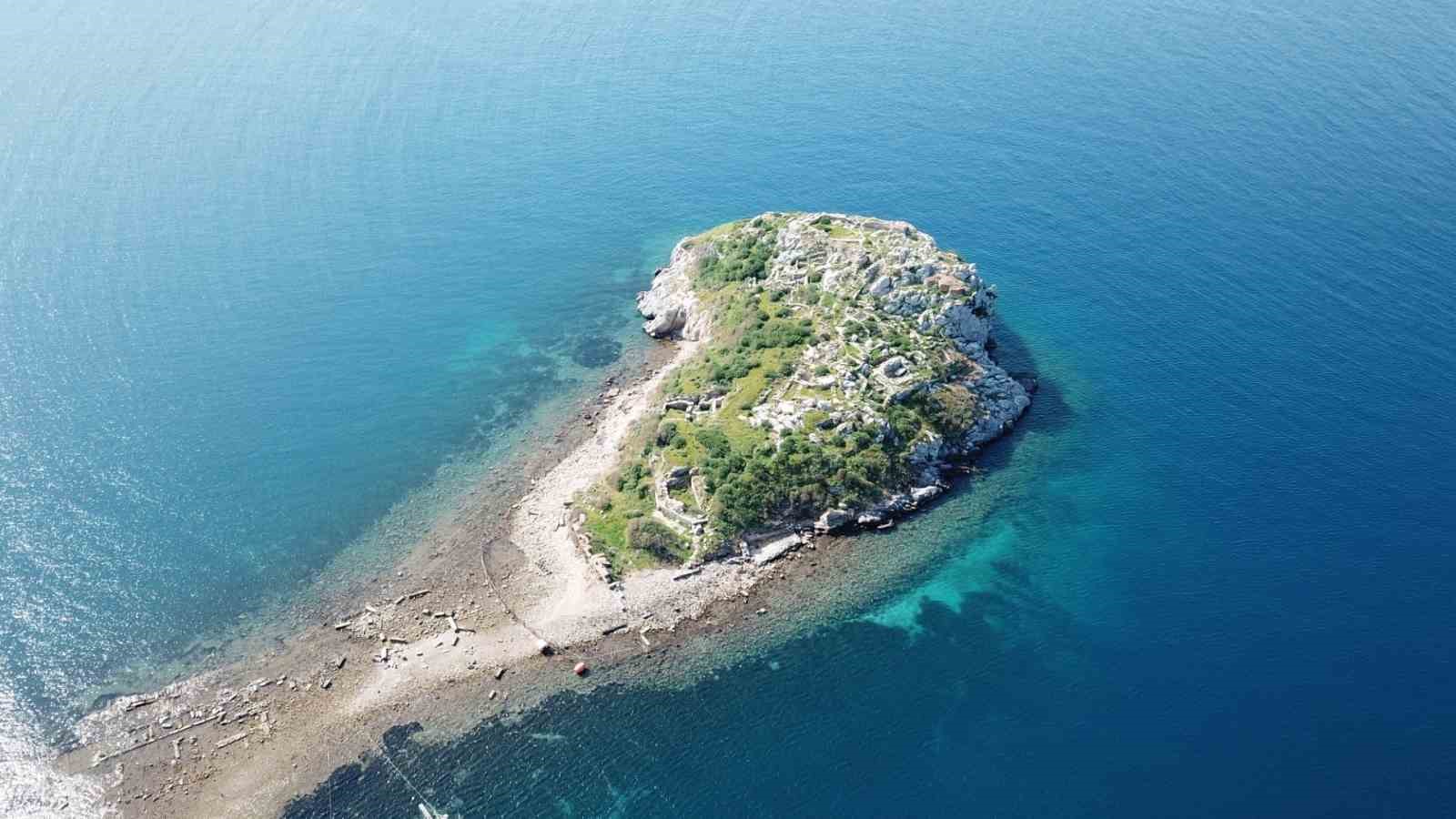 Gümüşlük koyunda sular çekildi, 3 bin 500 yıllık kral yolu ortaya çıktı
