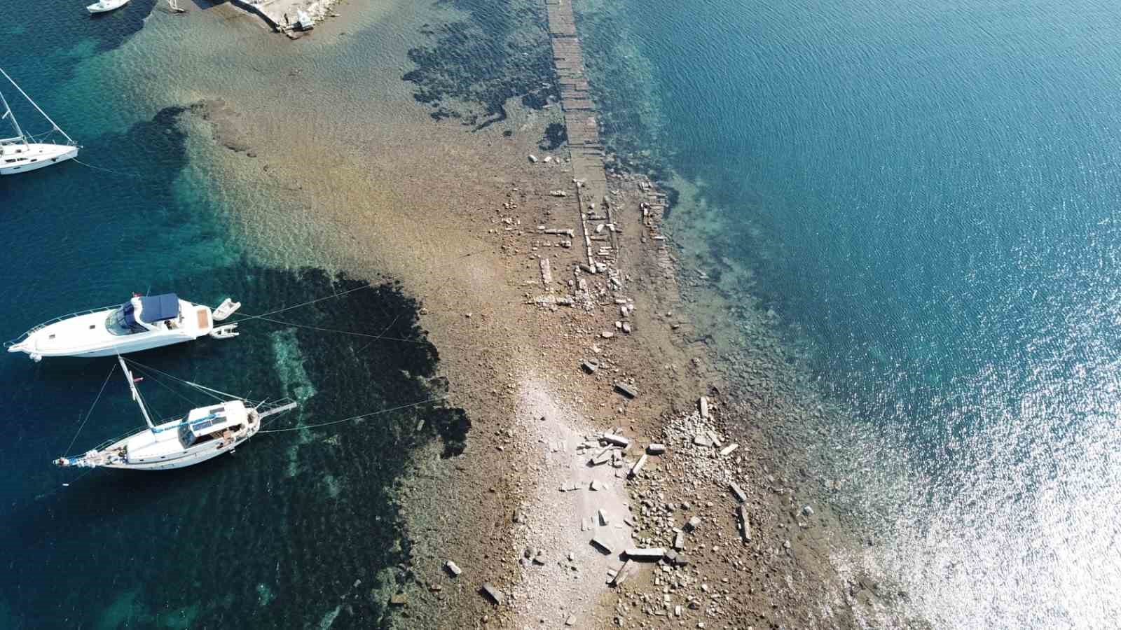 Gümüşlük koyunda sular çekildi, 3 bin 500 yıllık kral yolu ortaya çıktı
