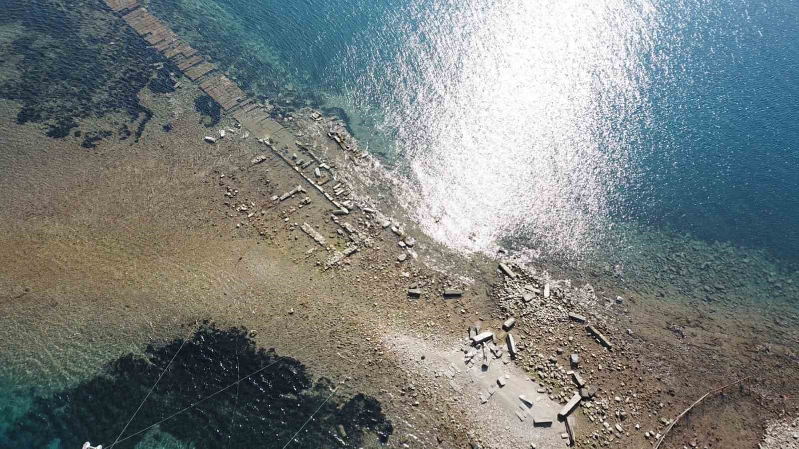 Gümüşlük koyunda sular çekildi, 3 bin 500 yıllık kral yolu ortaya çıktı
