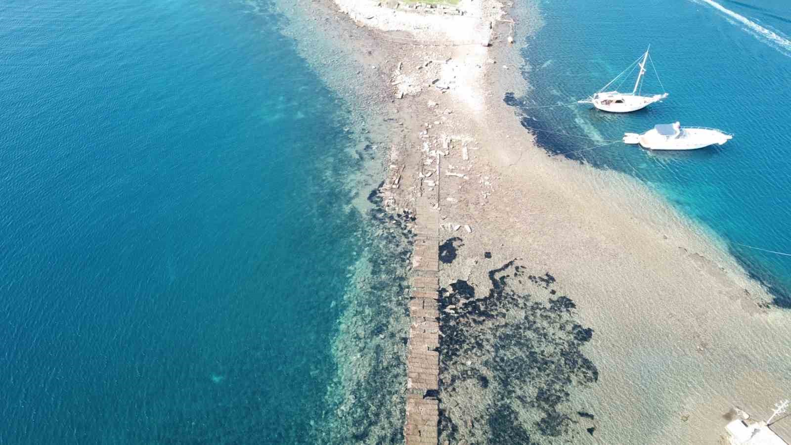 Gümüşlük koyunda sular çekildi, 3 bin 500 yıllık kral yolu ortaya çıktı
