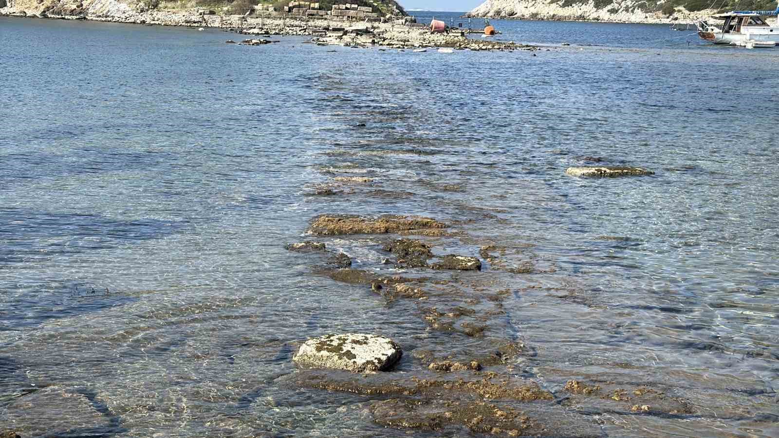 Gümüşlük koyunda sular çekildi, 3 bin 500 yıllık kral yolu ortaya çıktı
