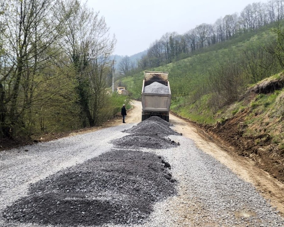 Gümüşova’da köy yolları yenileniyor
