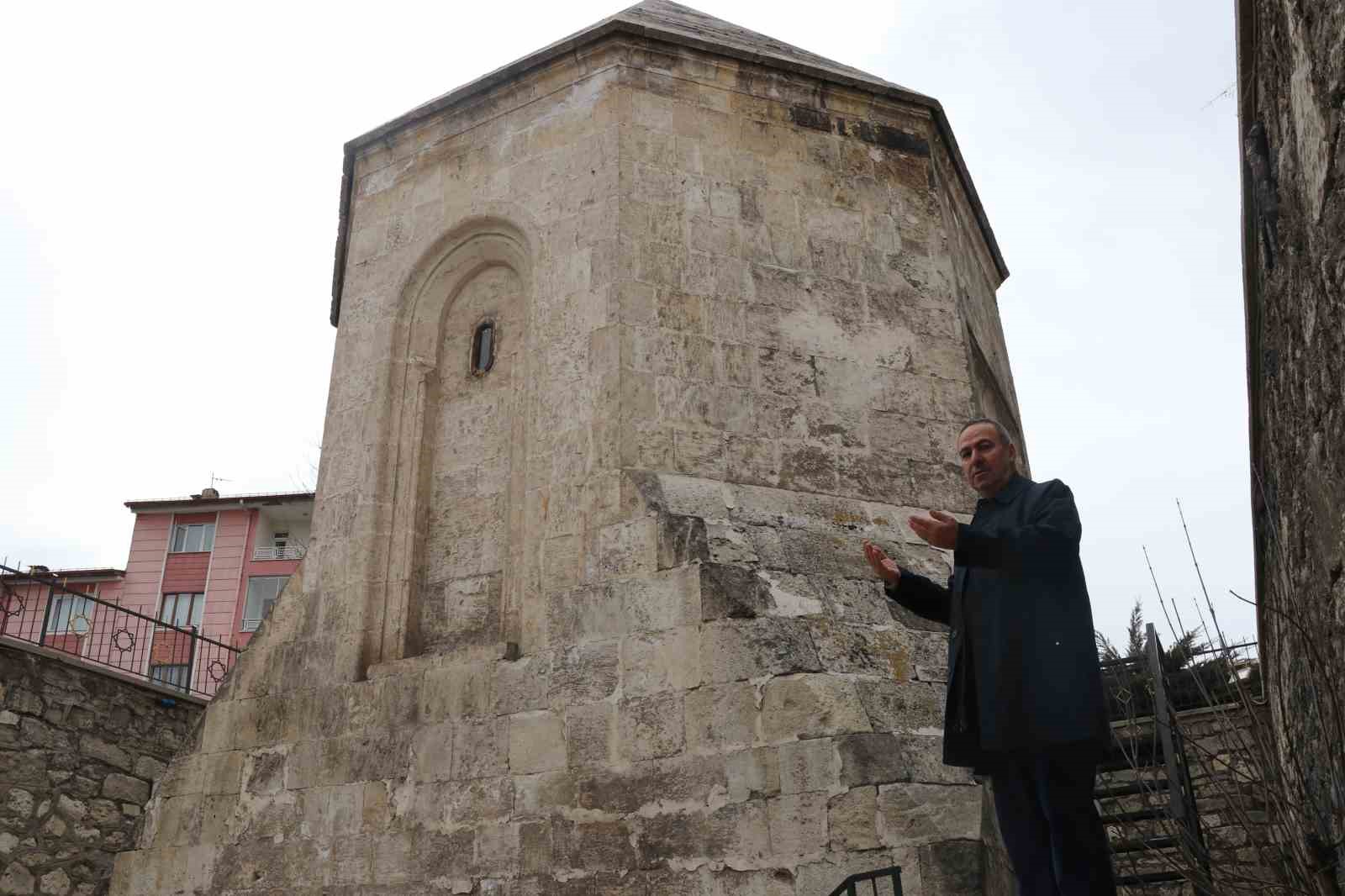 Gün boyu insanlar fark etmeden yanından geçiyor, Anadolu’nun en büyük ahisi burada yatıyor
