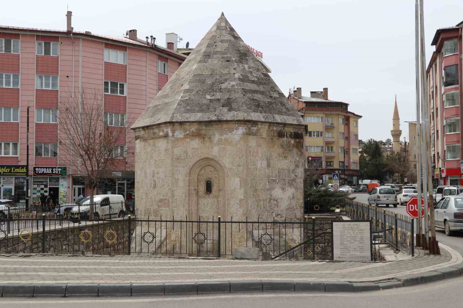 Gün boyu insanlar fark etmeden yanından geçiyor, Anadolu’nun en büyük ahisi burada yatıyor
