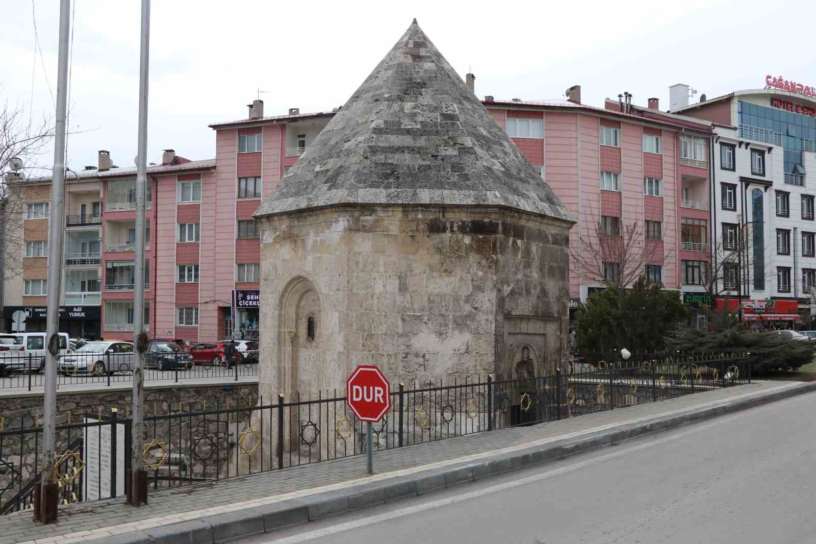 Gün boyu insanlar fark etmeden yanından geçiyor, Anadolu’nun en büyük ahisi burada yatıyor
