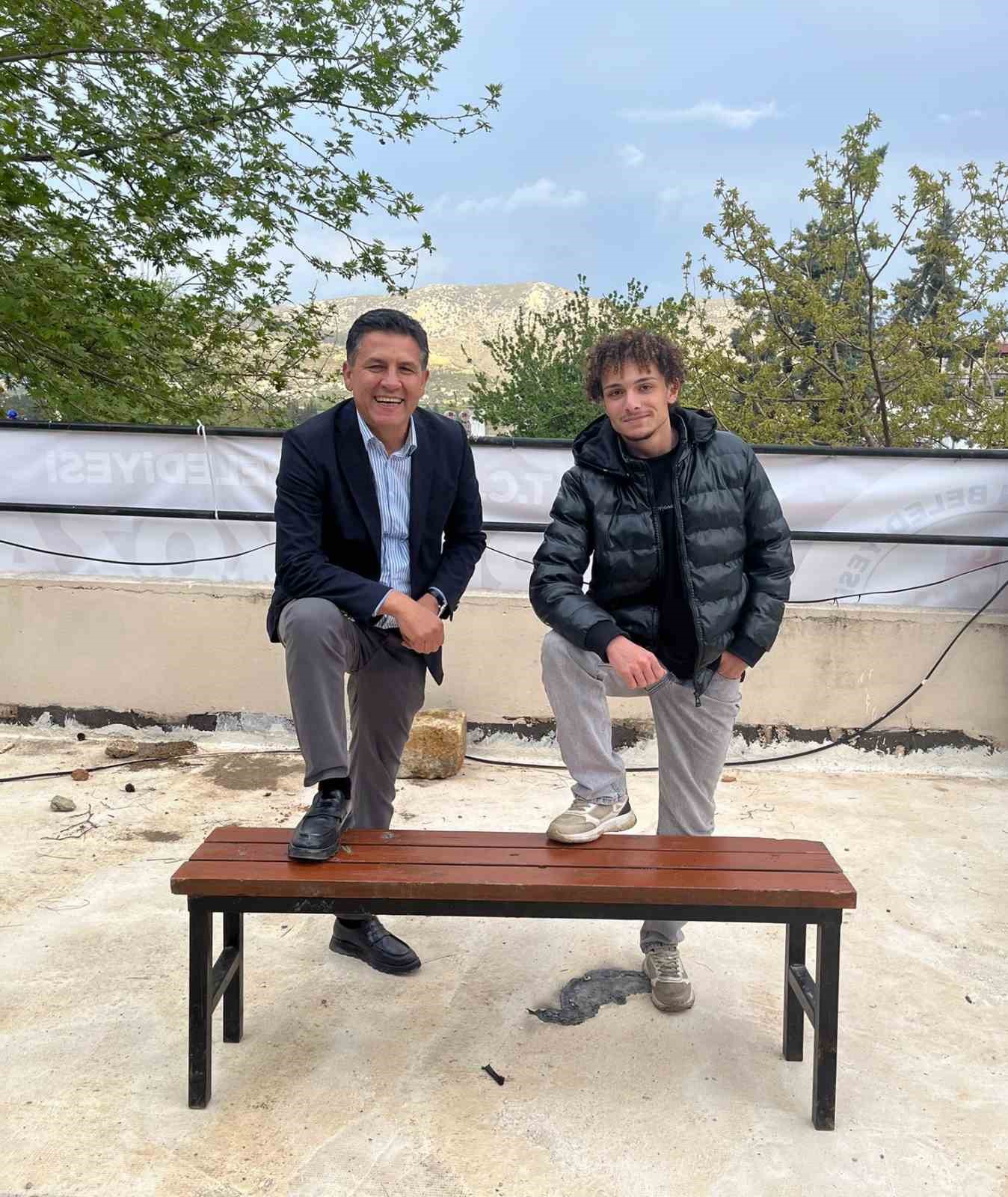 Gündem olan bankta başkan ve genç buluştu
