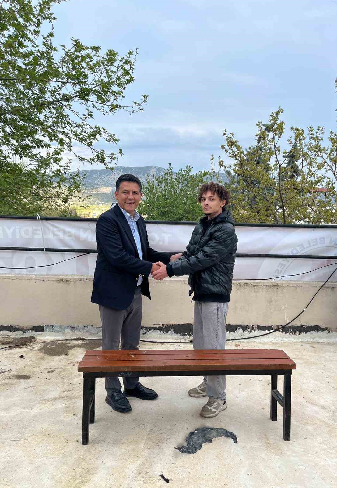 Gündem olan bankta başkan ve genç buluştu
