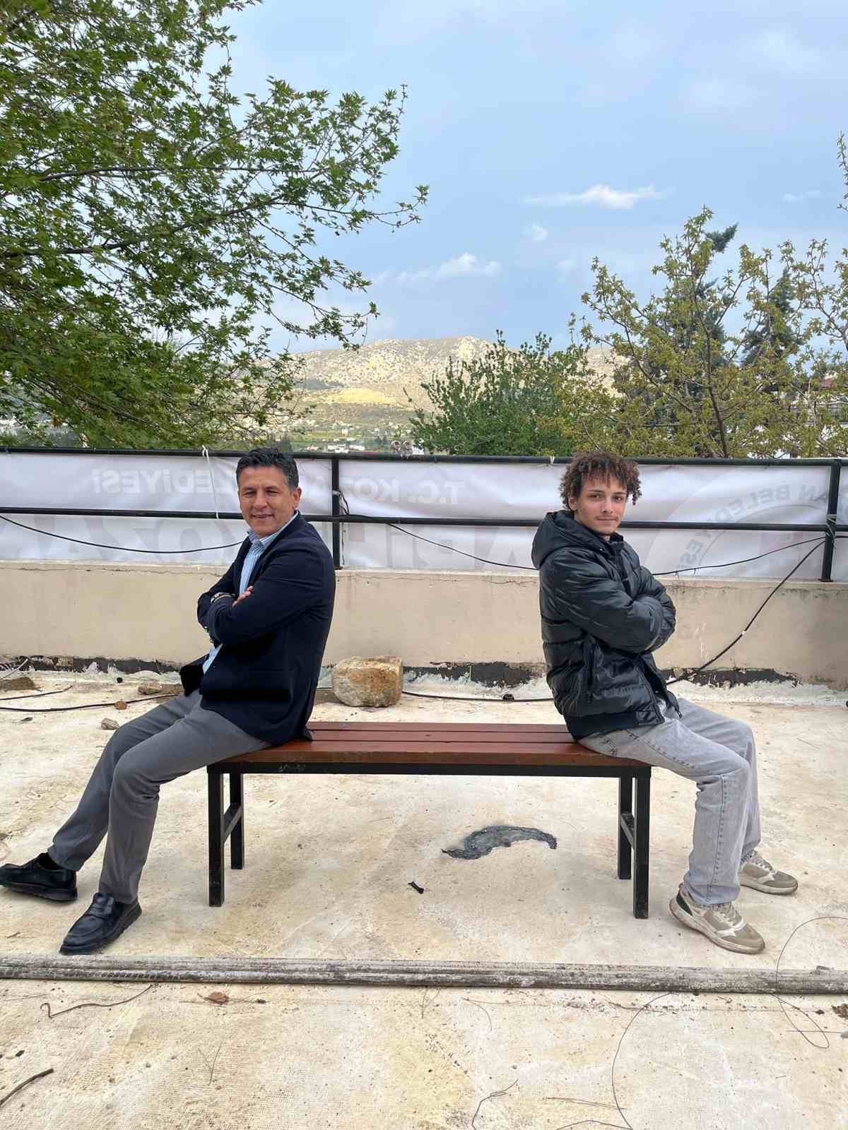 Gündem olan bankta başkan ve genç buluştu
