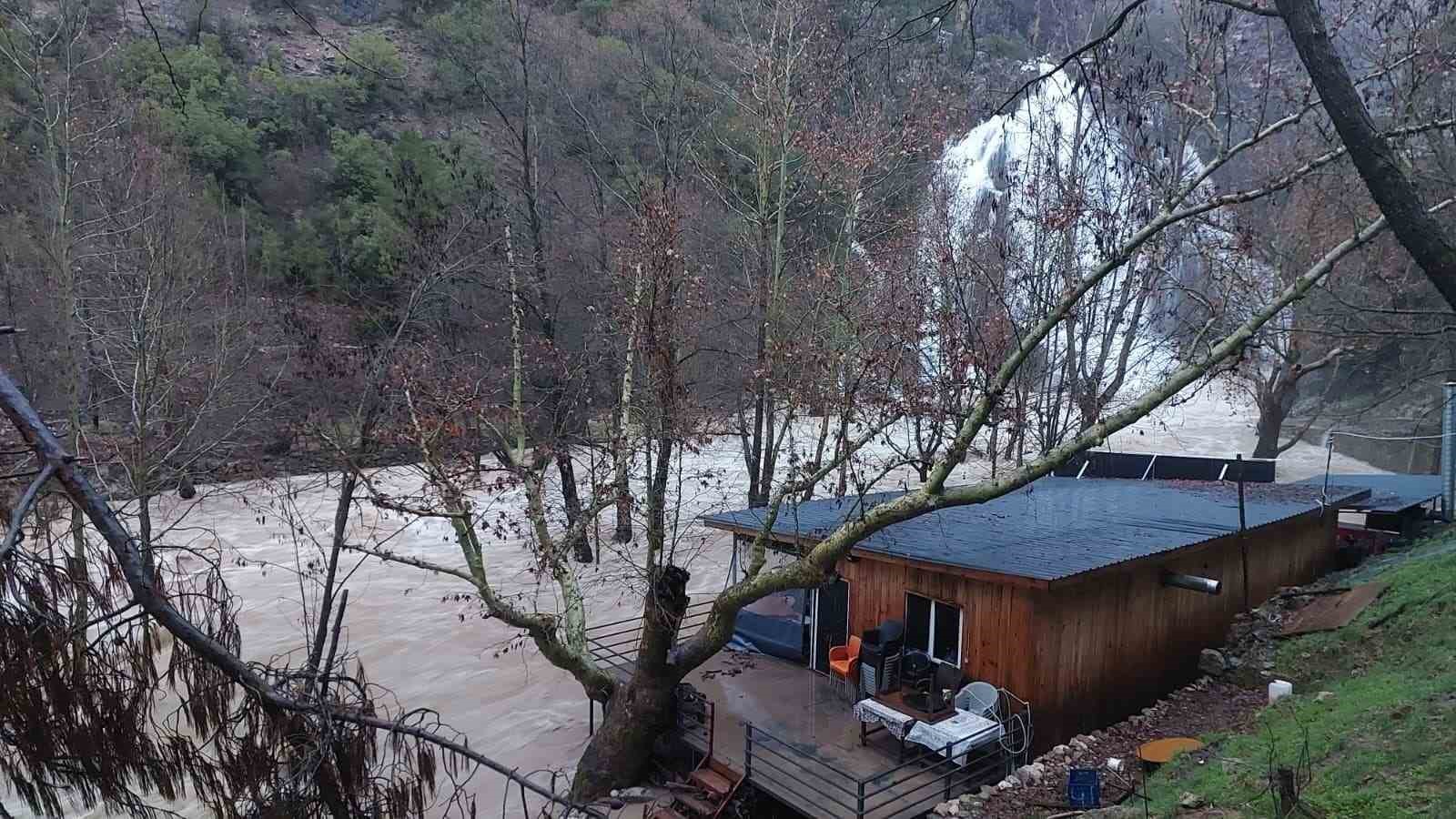 Gündoğmuş’ta sağanak, Uçansu Şelalesi’ni coşturdu
