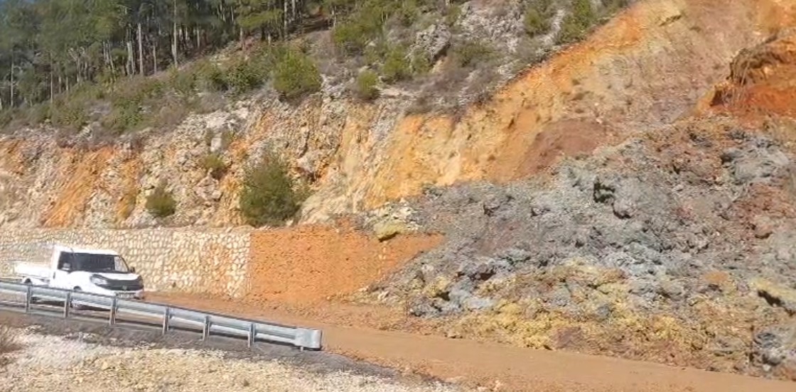 Gündoğmuş’ta toprak kayması: Ulaşıma kapanan yol, tek şeritten trafiğe açıldı
