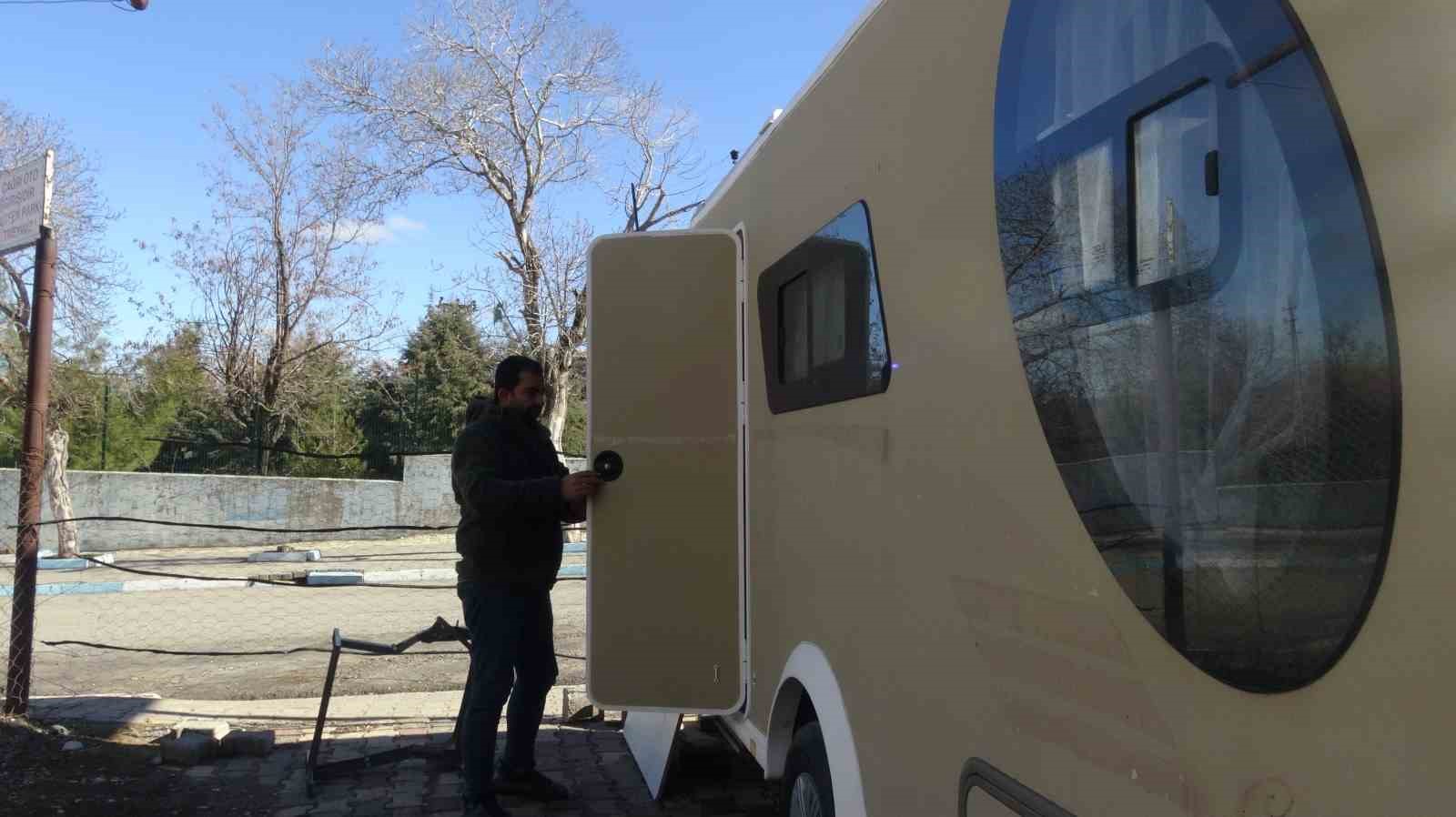 Güneş panellerinde devrim: Gündüz enerji, gece reklam paneli
