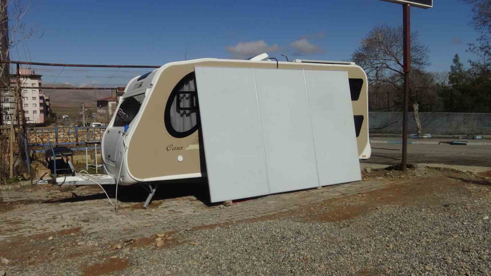 Güneş panellerinde devrim: Gündüz enerji, gece reklam paneli
