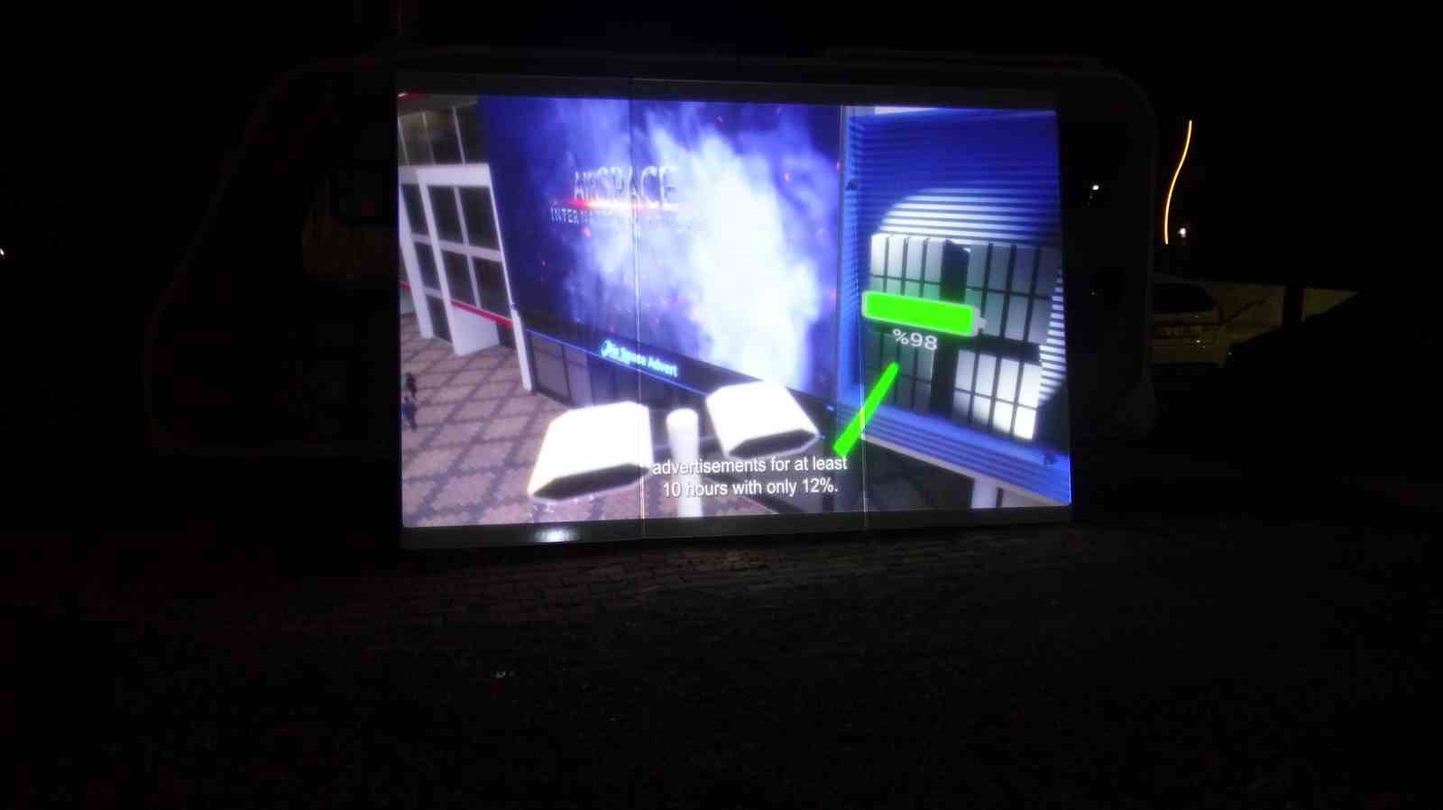 Güneş panellerinde devrim: Gündüz enerji, gece reklam paneli
