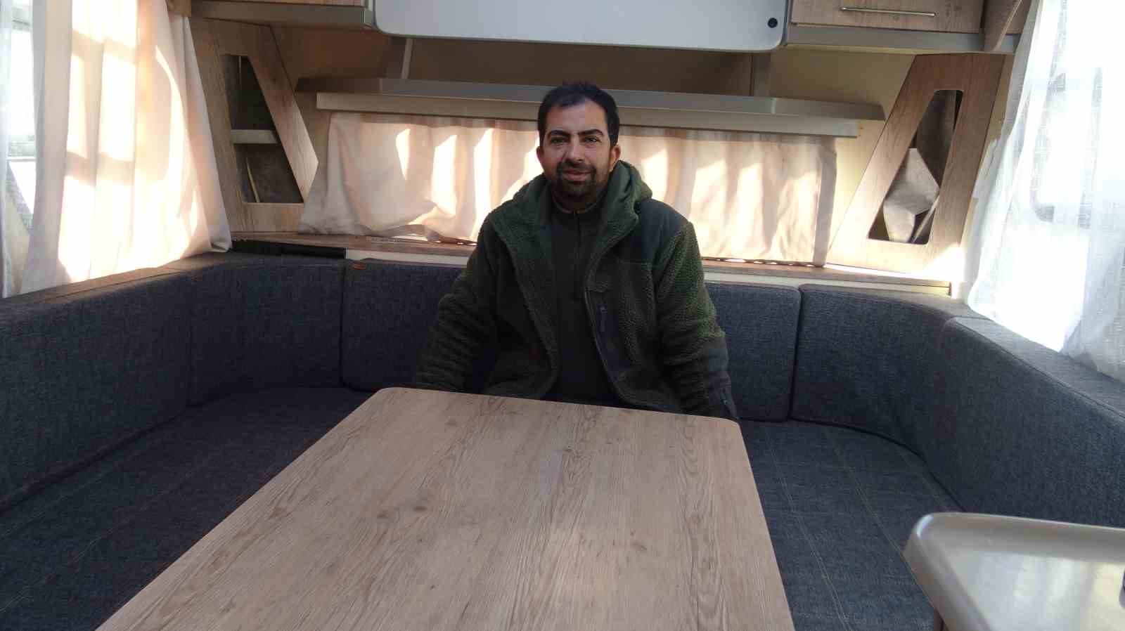 Güneş panellerinde devrim: Gündüz enerji, gece reklam paneli
