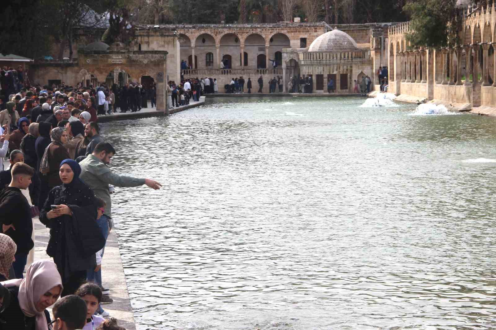 Güneş yüzünü gösterdi: Balıklıgöl’e ziyaretçi akını

