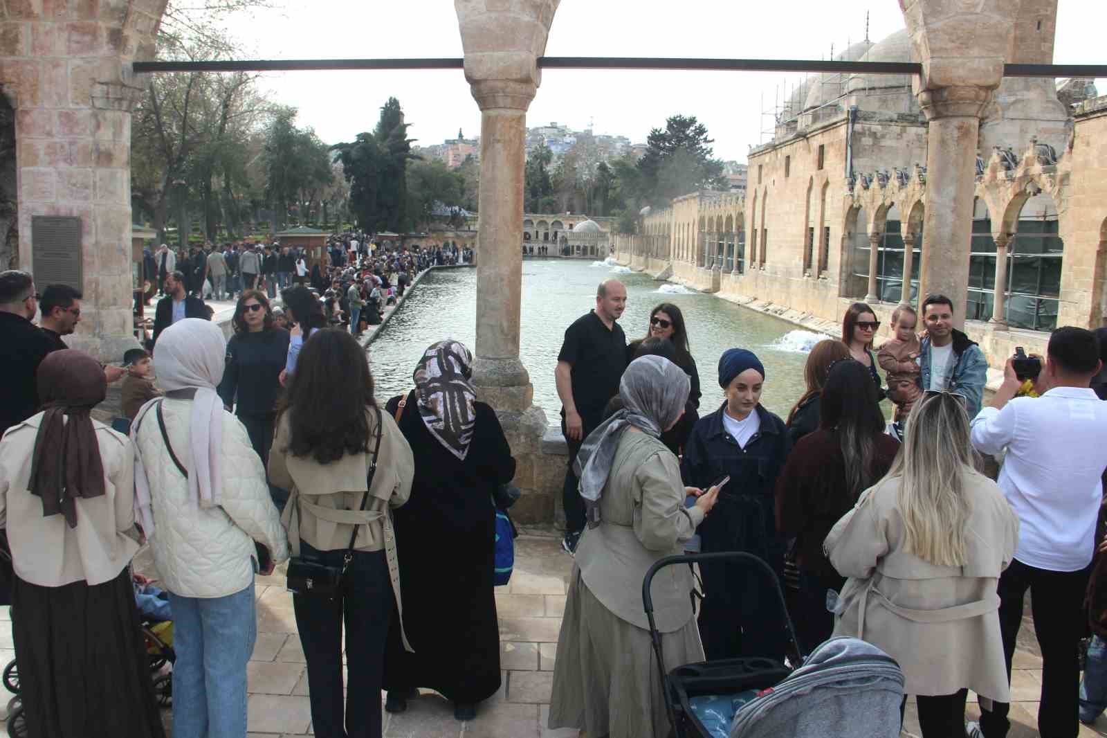 Güneş yüzünü gösterdi: Balıklıgöl’e ziyaretçi akını
