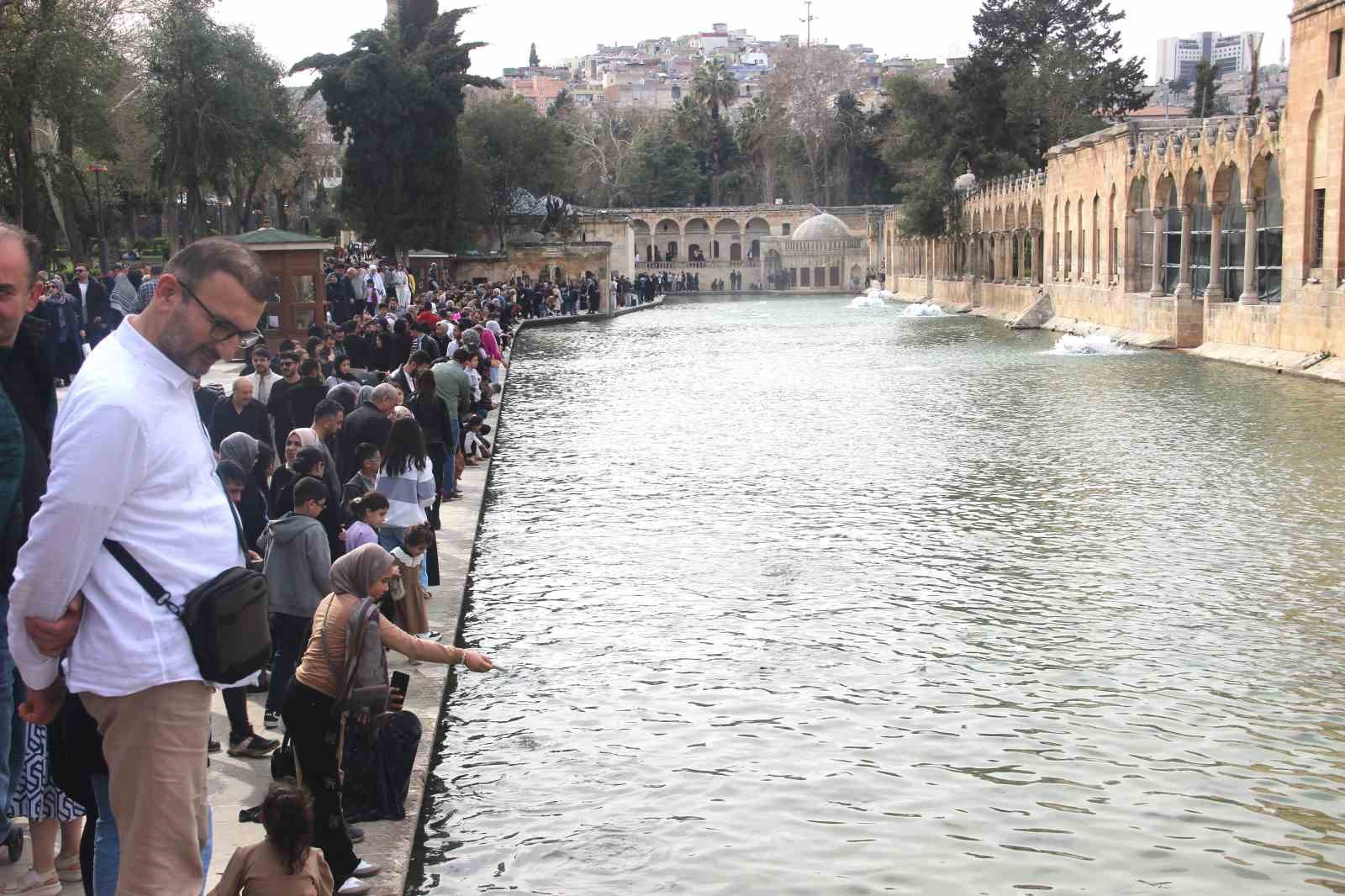 Güneş yüzünü gösterdi: Balıklıgöl’e ziyaretçi akını
