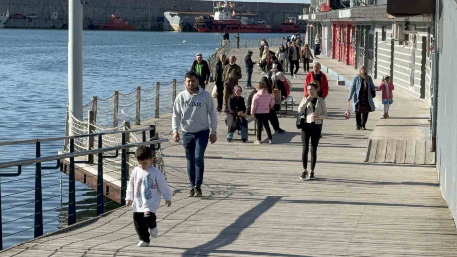 Güneş yüzünü gösterdi, Zonguldak’ta sahil şeridi hareketlendi
