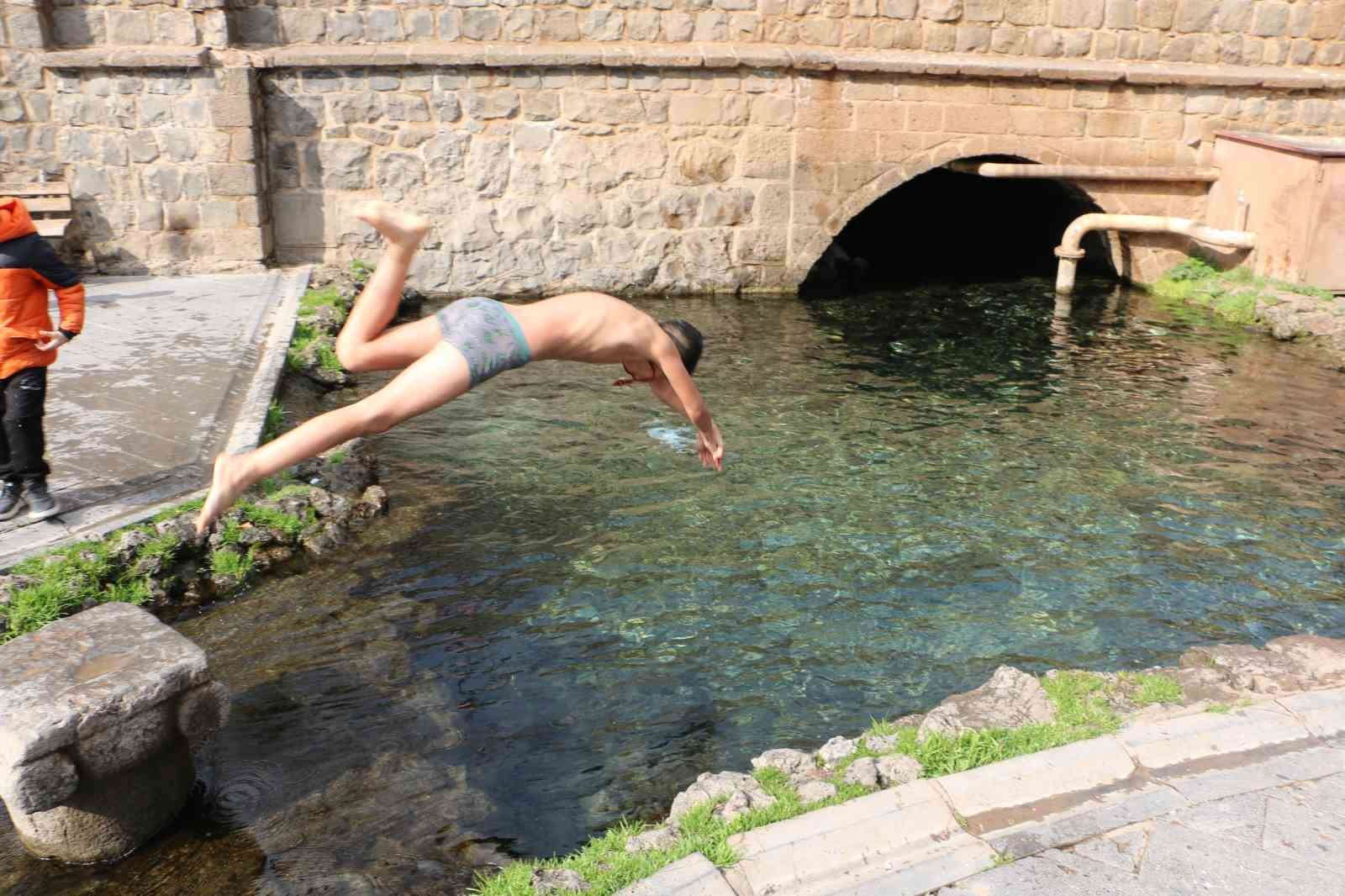 Güneşi gören çocuklar Anzele Parkı’na koştu
