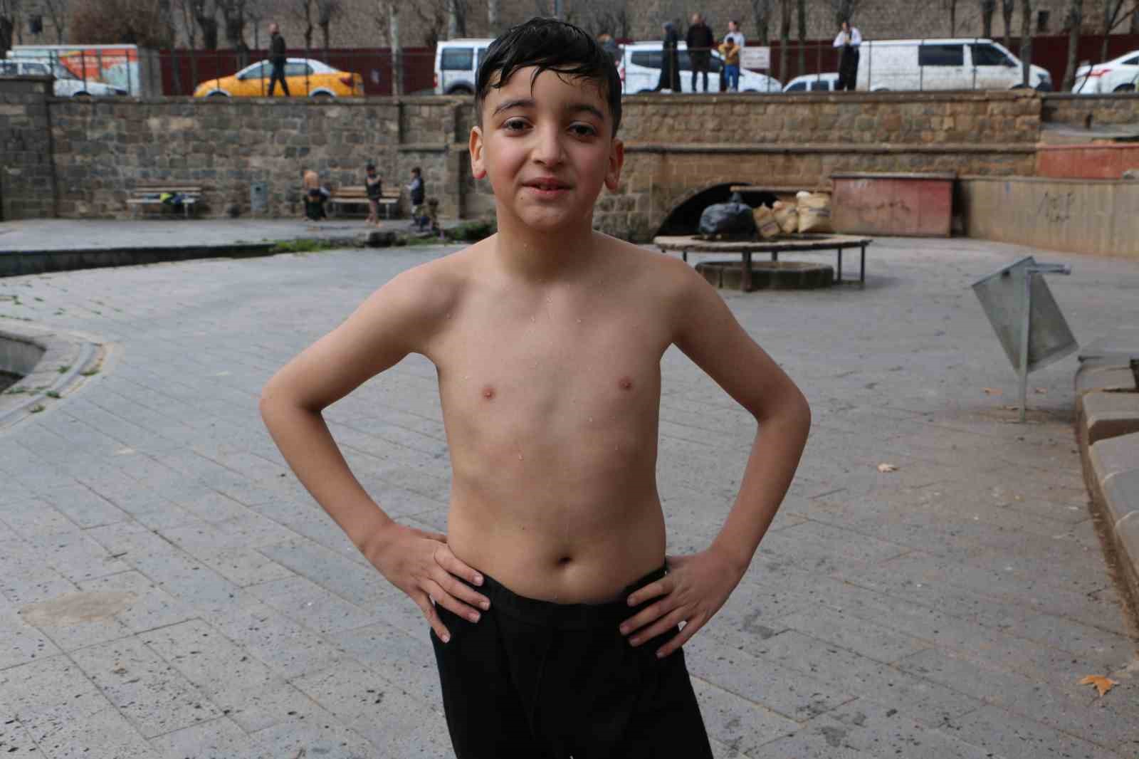 Güneşi gören çocuklar Anzele Parkı’na koştu
