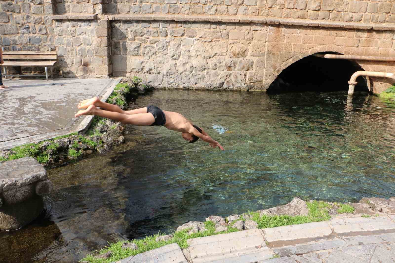 Güneşi gören çocuklar Anzele Parkı’na koştu
