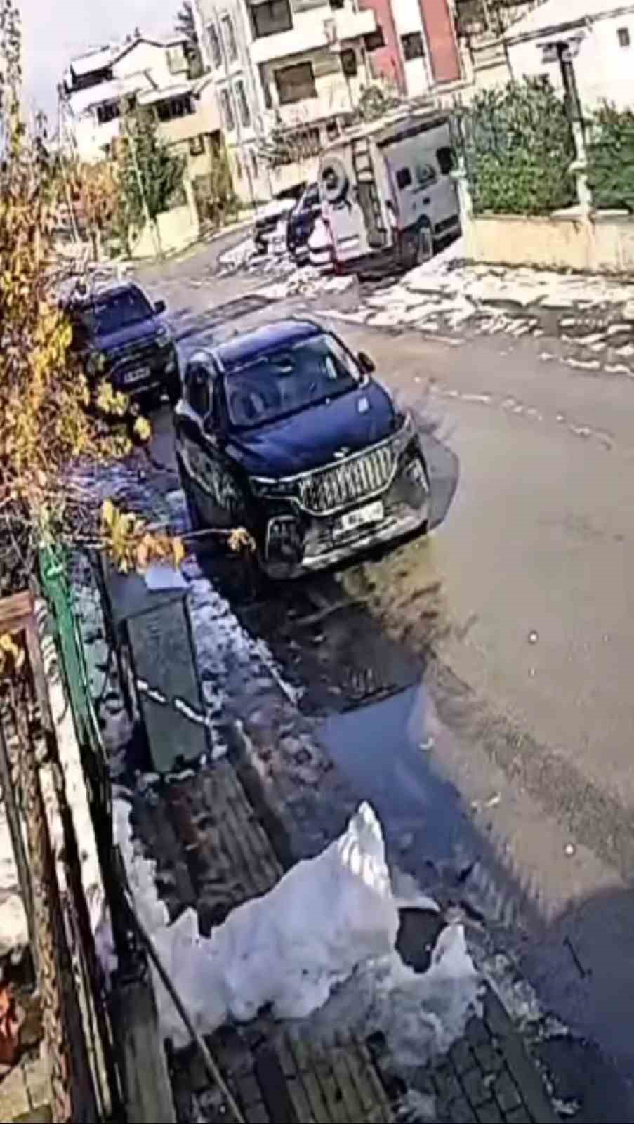 Güneşi gören kardan adam eriyip kaldırımda devrildi
