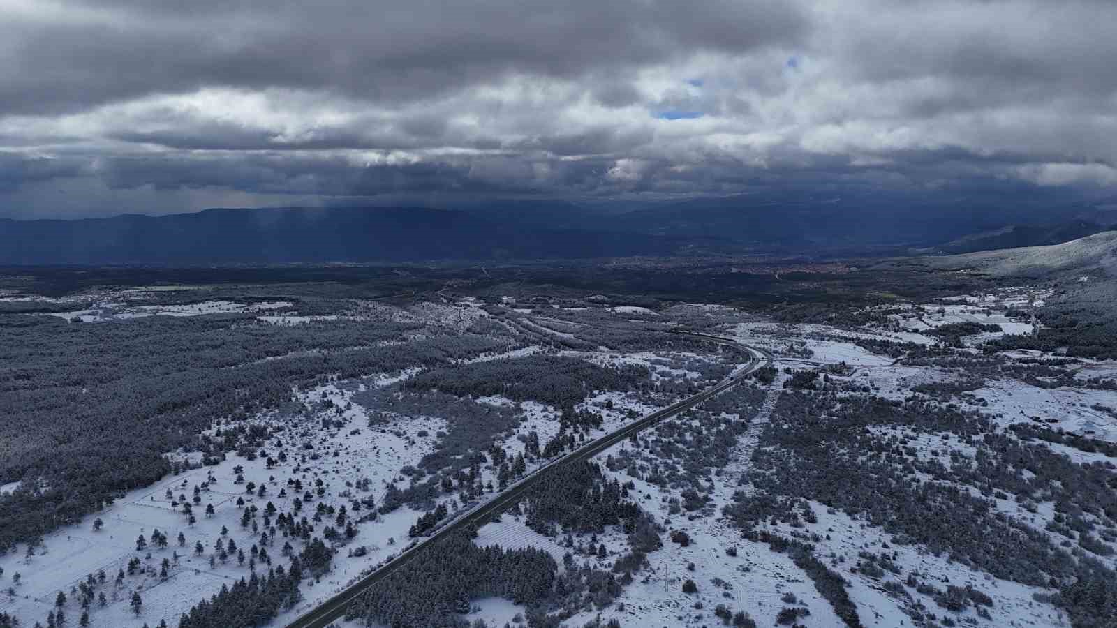 Güneşin açmasıyla oluşan eşsiz kar manzaraları dronla görüntülendi
