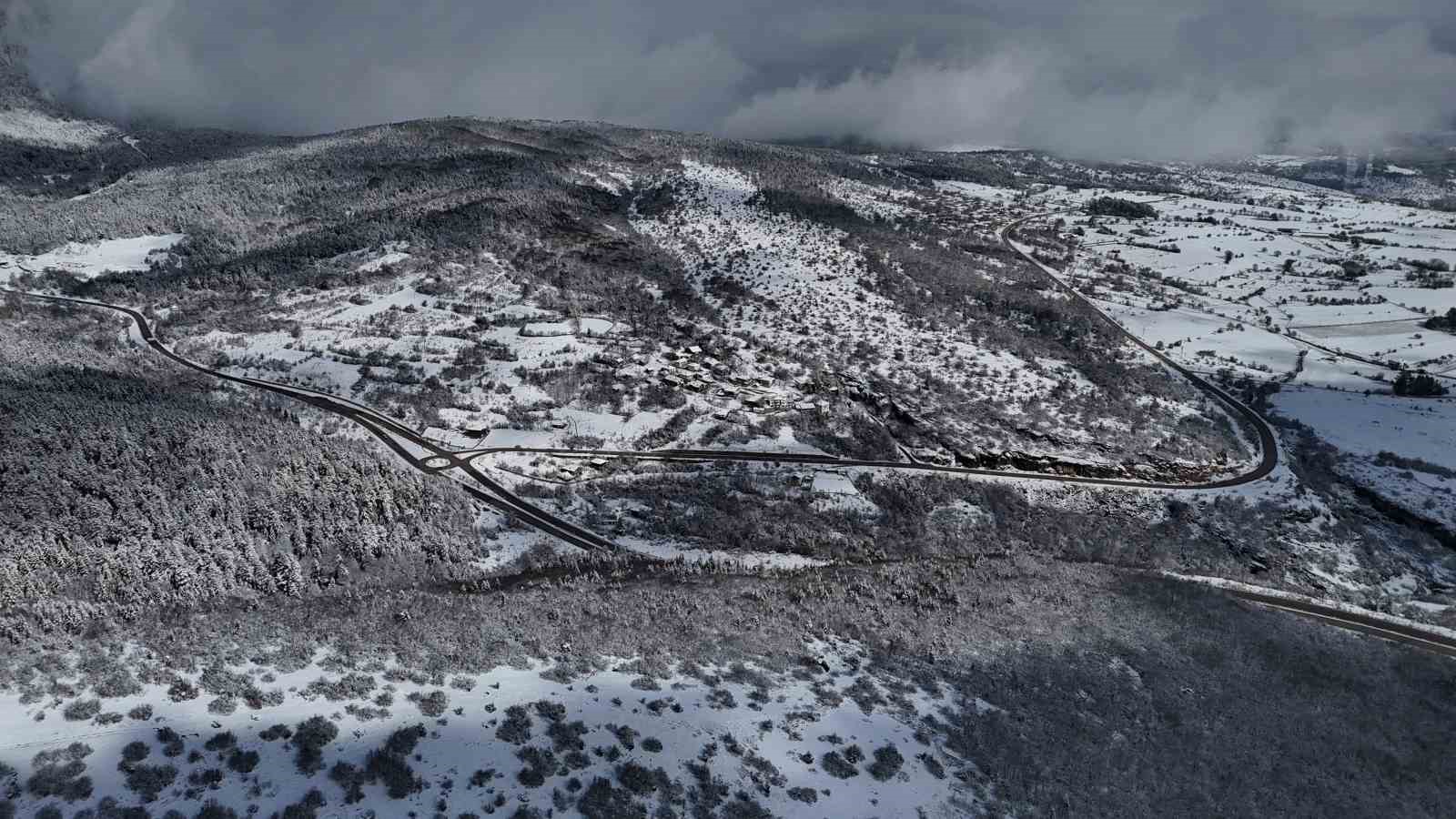 Güneşin açmasıyla oluşan eşsiz kar manzaraları dronla görüntülendi
