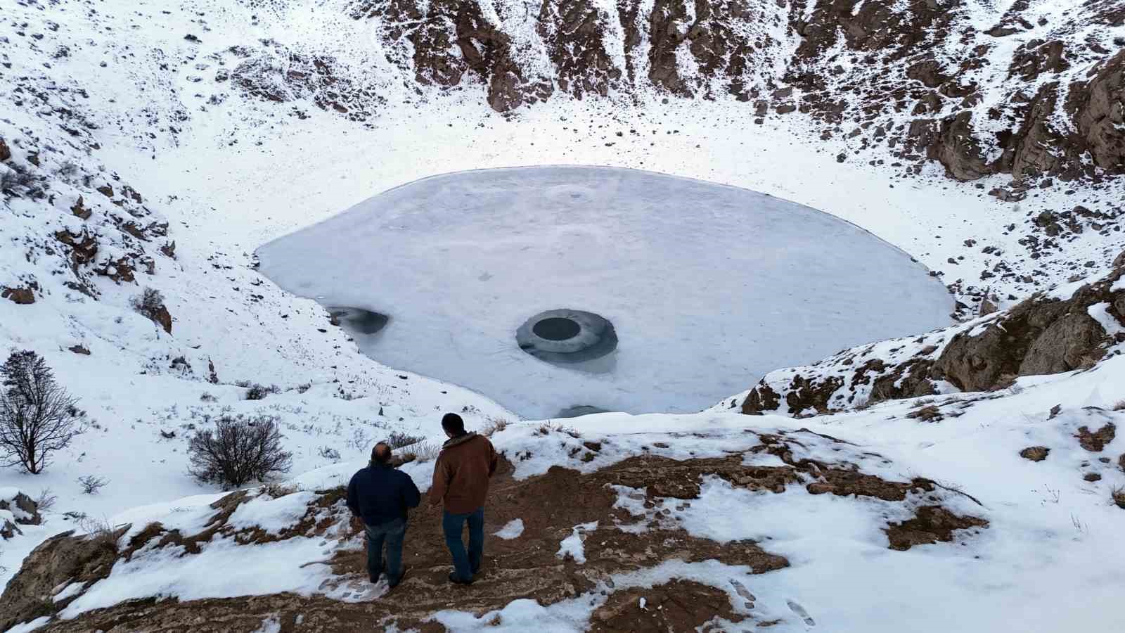 Güneşin konumuna göre renk değiştiren Kızılçan Gölü dondu
