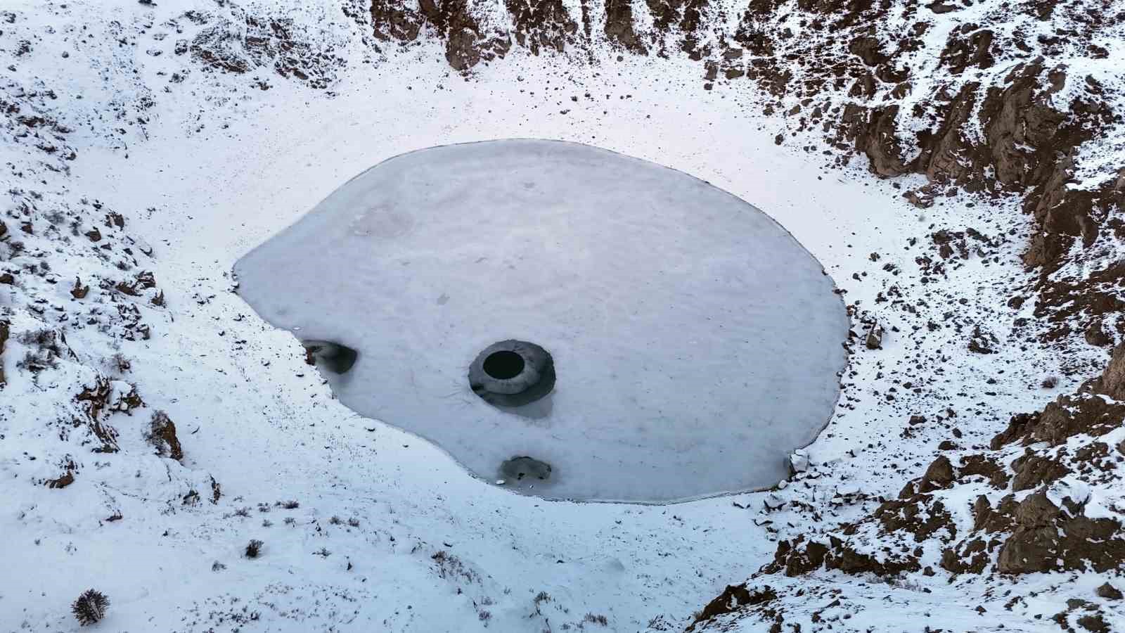 Güneşin konumuna göre renk değiştiren Kızılçan Gölü dondu
