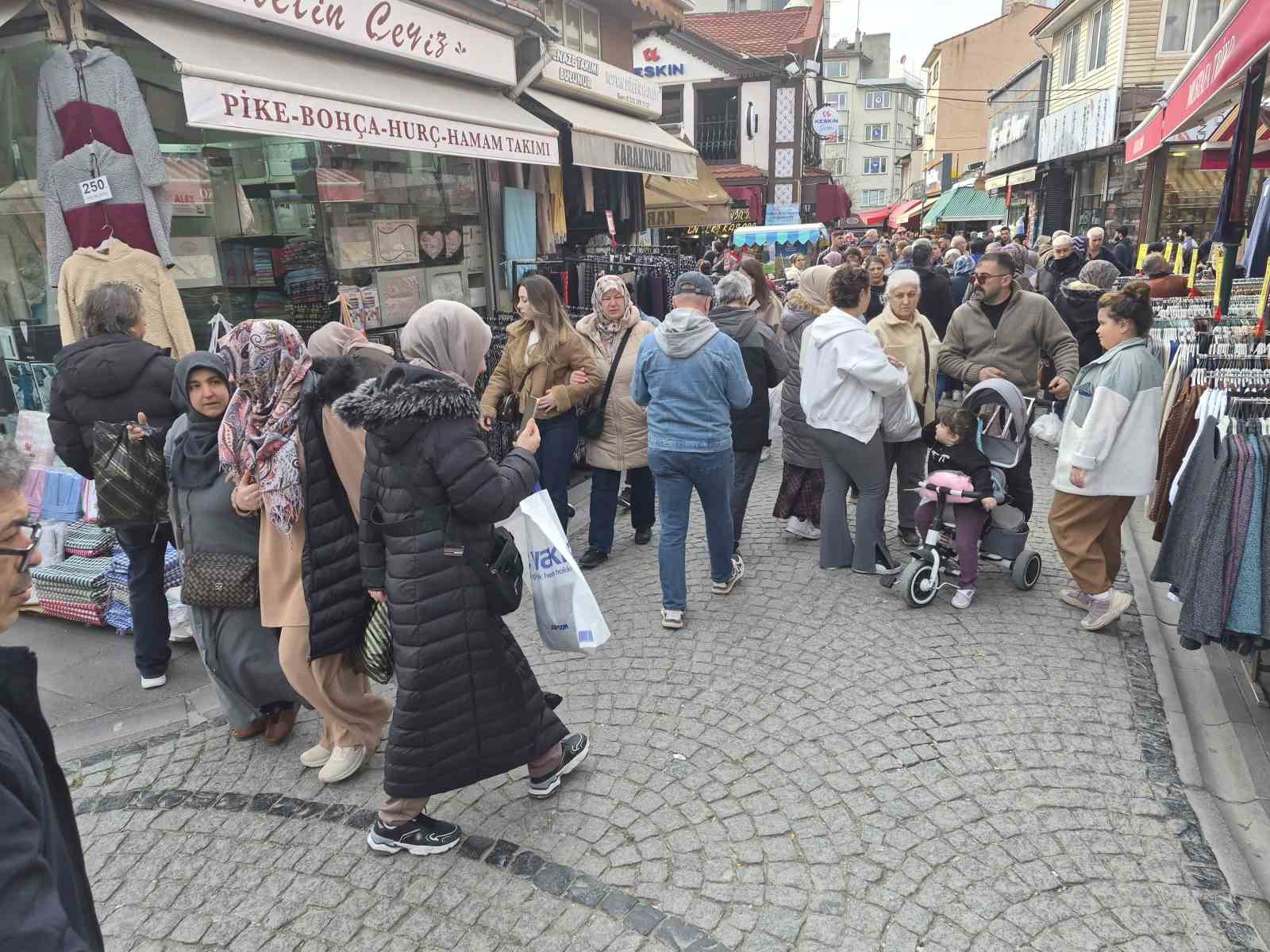 Güneşli havayı fırsat bilen vatandaşlar çarşıya akın etti
