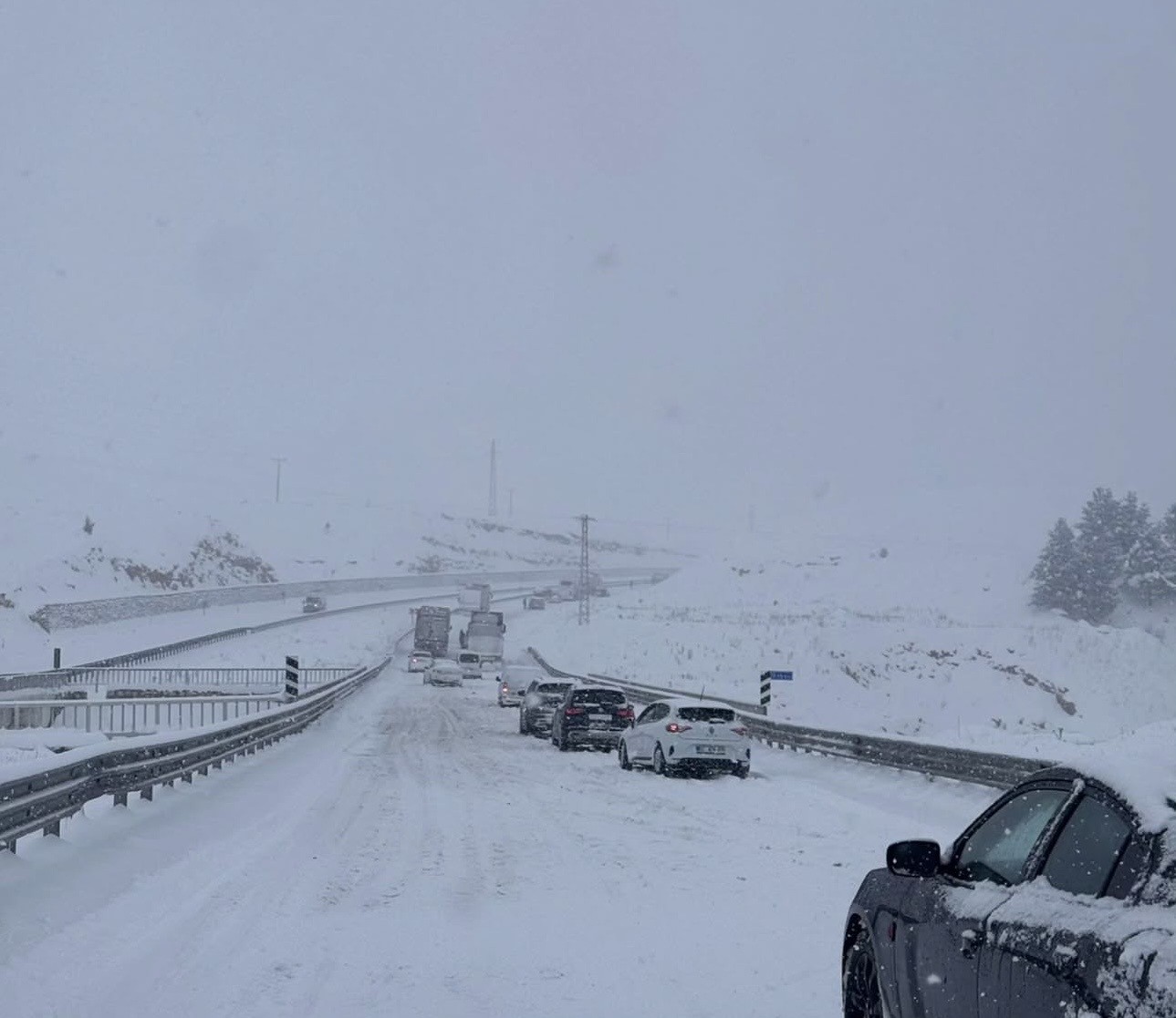 Güneydoğu’da kar esareti: Mardin ve Diyarbakır beyaza büründü, yollar kapandı
