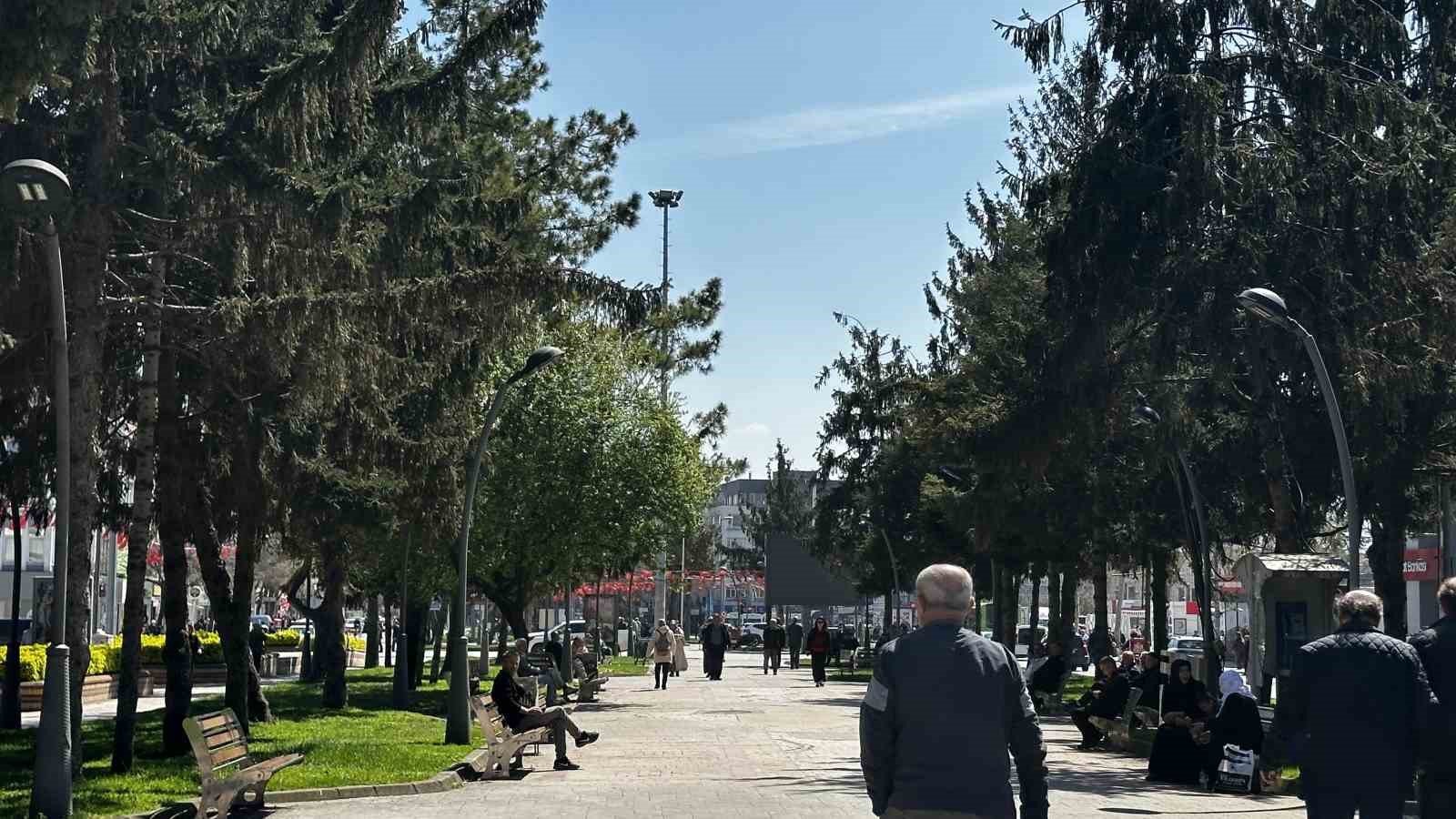 Günler sonra güneşi gören Sakaryalılar soluğu dışarıda aldı
