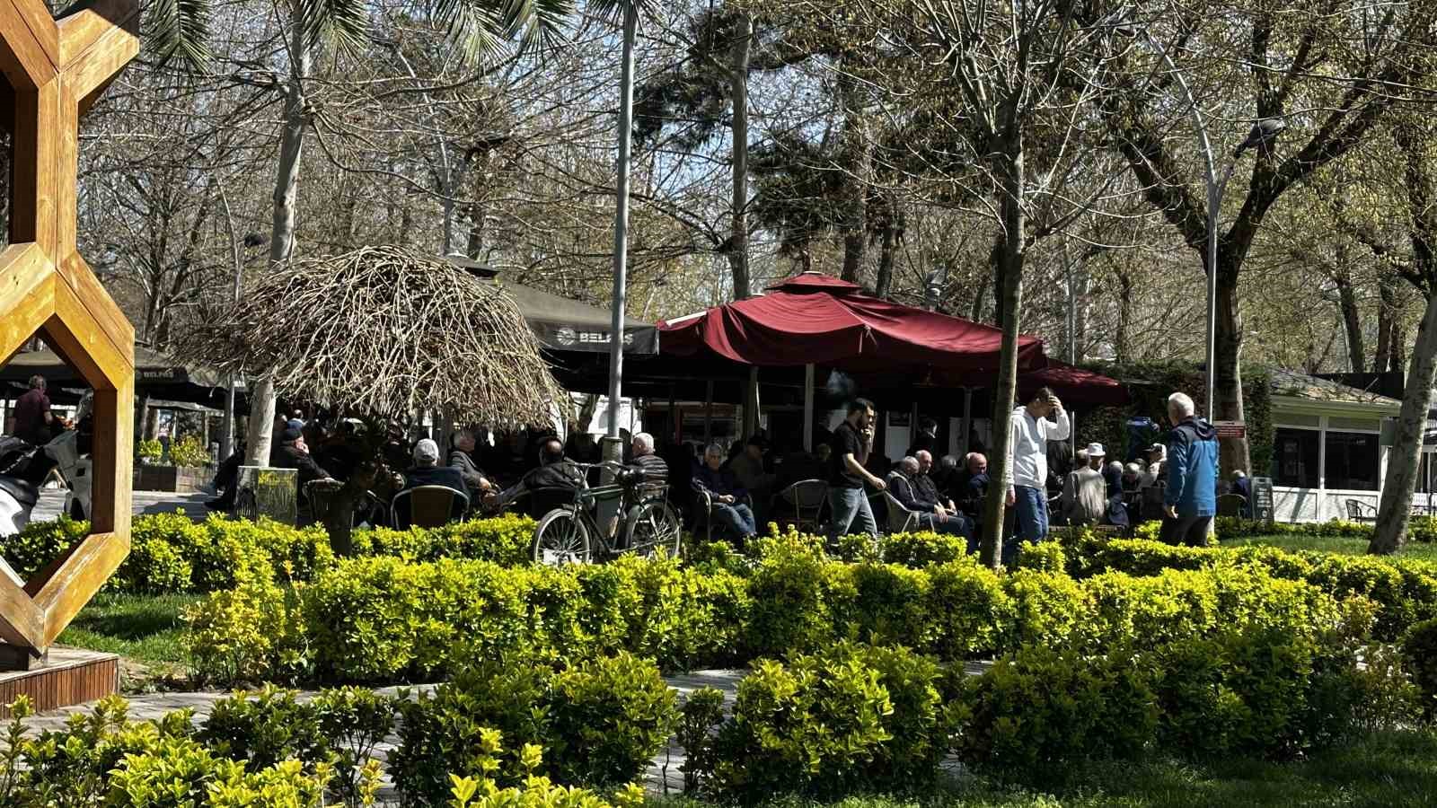 Günler sonra güneşi gören Sakaryalılar soluğu dışarıda aldı
