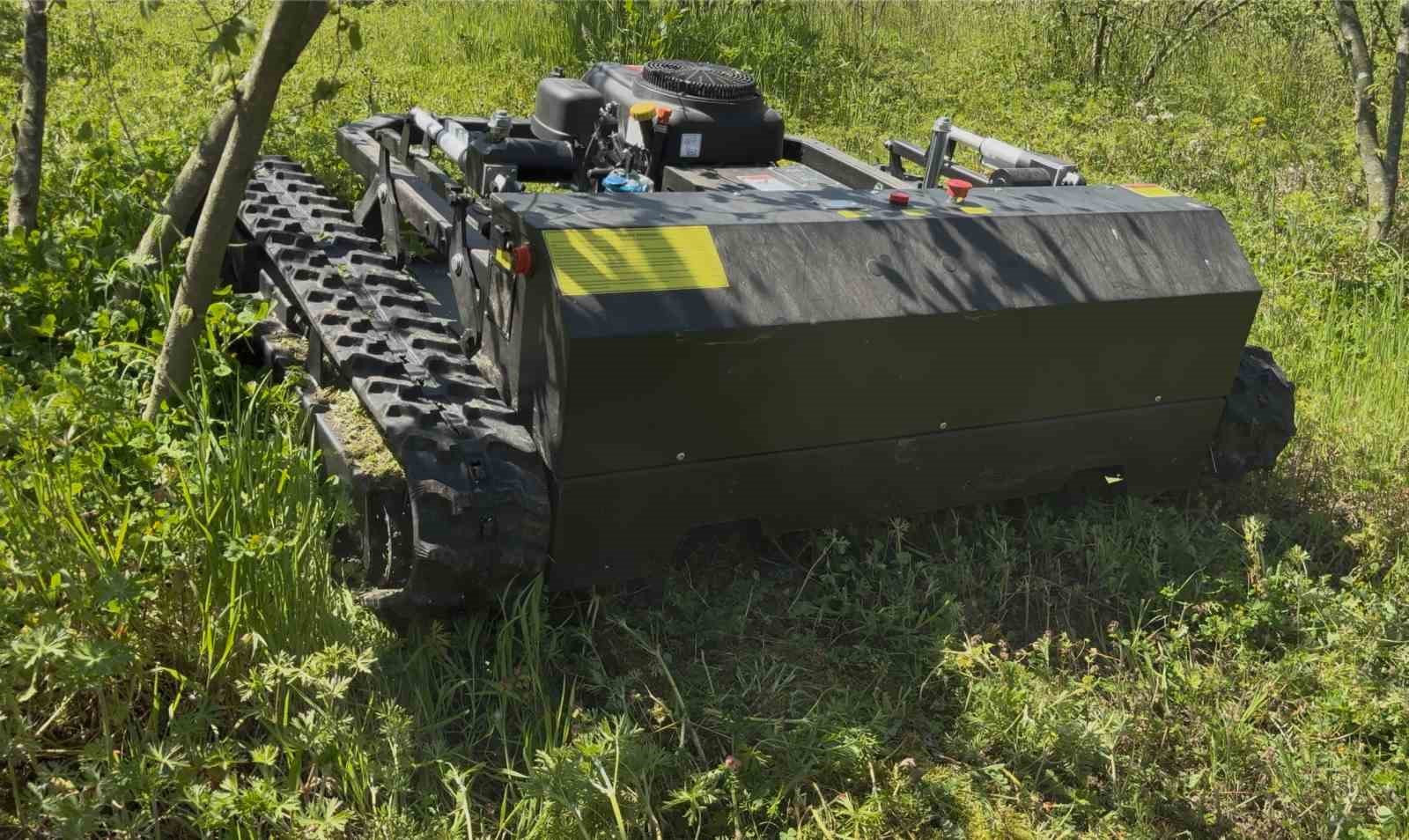 Günler süren işi 3 saatte bitiriyor, çiftçi ise hayretle izliyor
