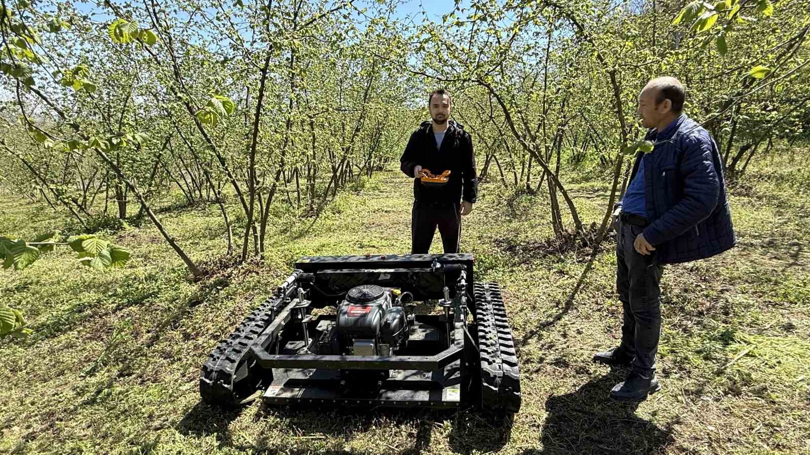 Günler süren işi 3 saatte bitiriyor, çiftçi ise hayretle izliyor
