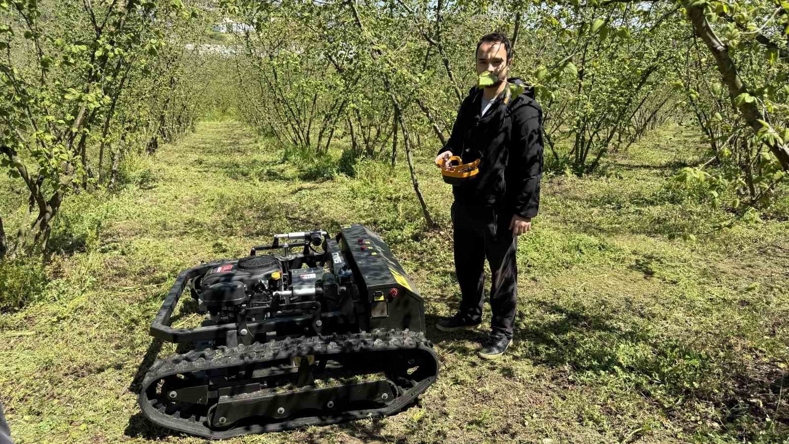 Günler süren işi 3 saatte bitiriyor, çiftçi ise hayretle izliyor
