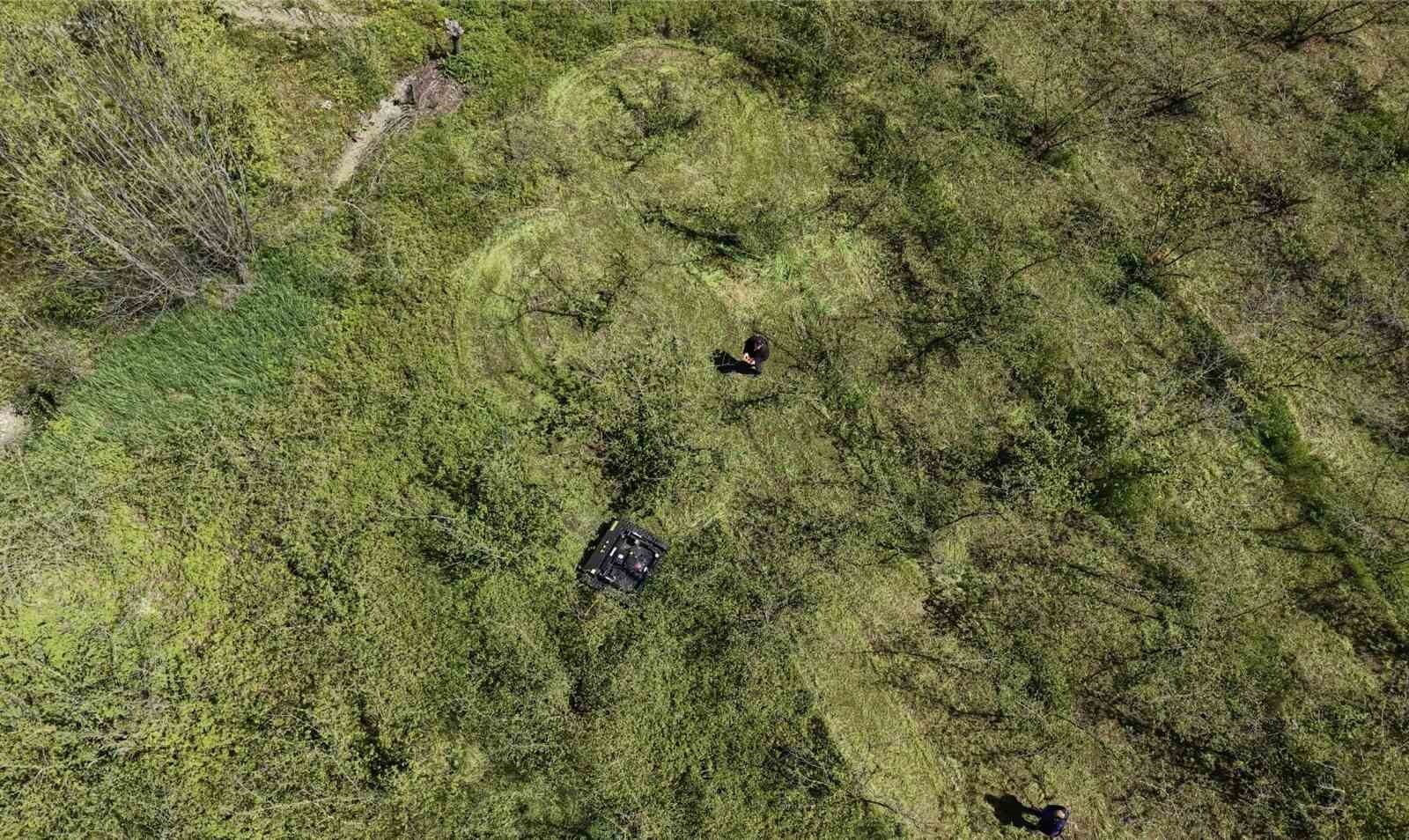 Günler süren işi 3 saatte bitiriyor, çiftçi ise hayretle izliyor
