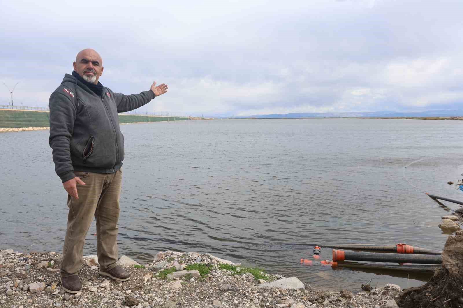 Günlerdir devam eden yağışlı havayla Amik Ovasında binlerce dönüm tarım arazisi sular altında kaldı
