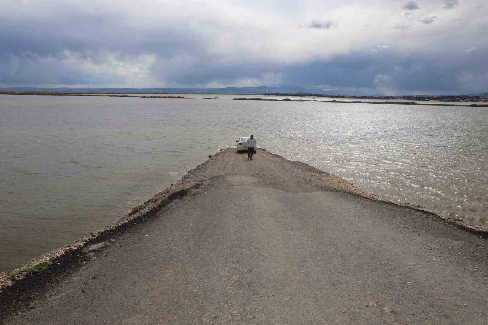 Günlerdir devam eden yağışlı havayla Amik Ovasında binlerce dönüm tarım arazisi sular altında kaldı
