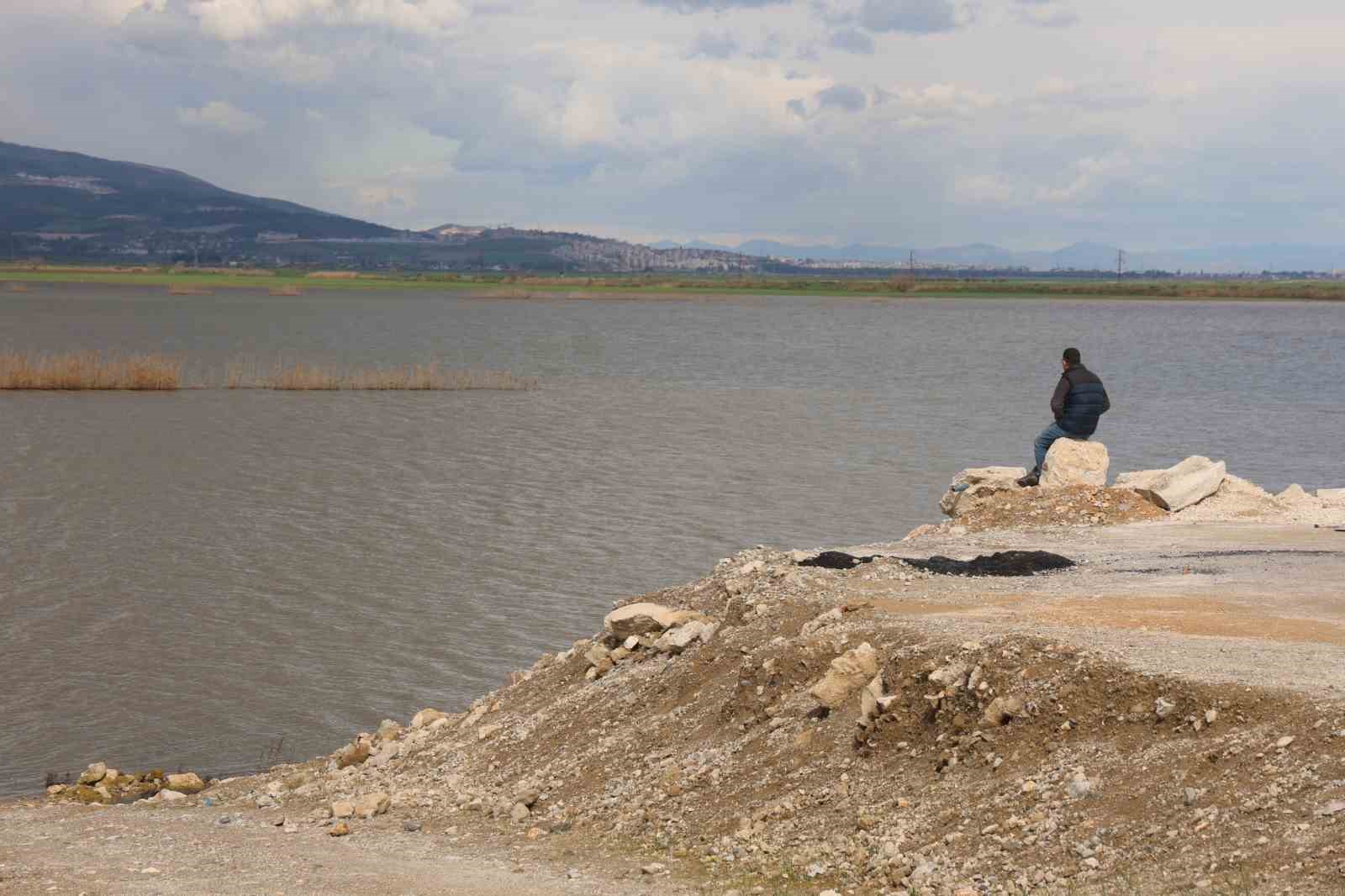 Günlerdir devam eden yağışlı havayla Amik Ovasında binlerce dönüm tarım arazisi sular altında kaldı

