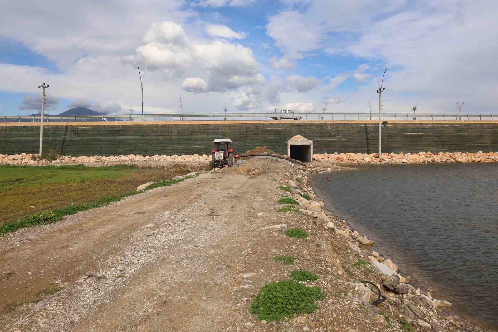 Günlerdir devam eden yağışlı havayla Amik Ovasında binlerce dönüm tarım arazisi sular altında kaldı
