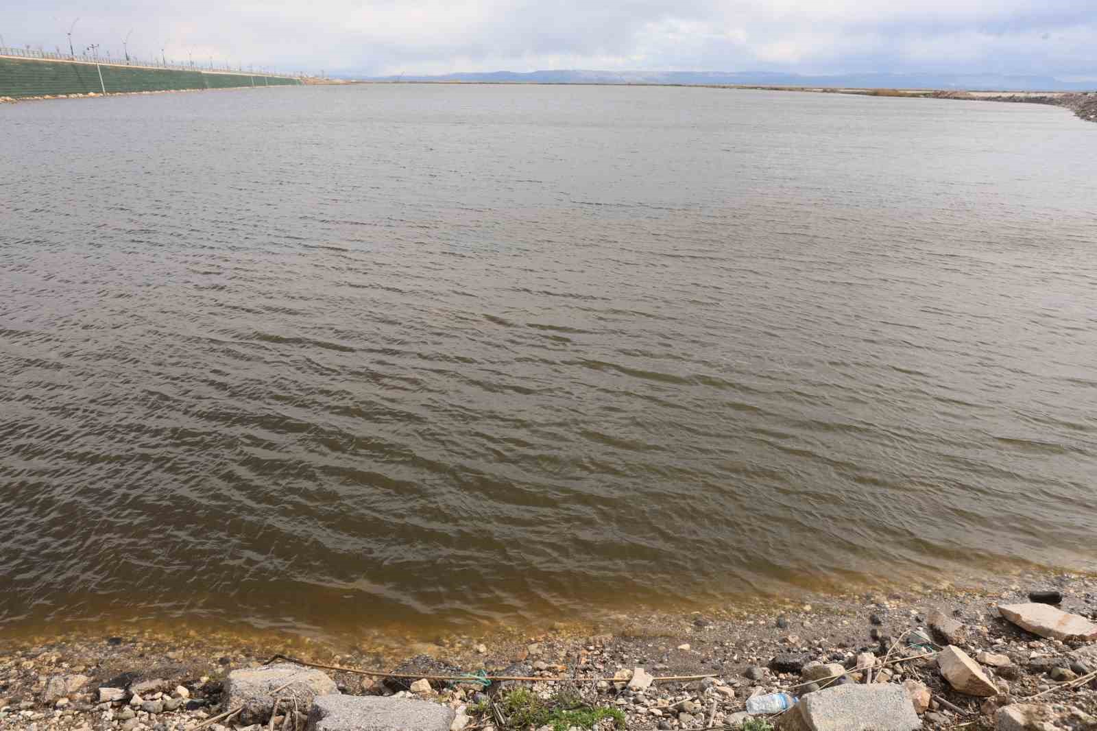 Günlerdir devam eden yağışlı havayla Amik Ovasında binlerce dönüm tarım arazisi sular altında kaldı
