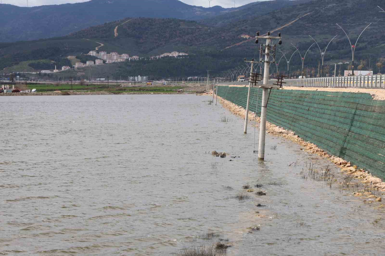 Günlerdir devam eden yağışlı havayla Amik Ovasında binlerce dönüm tarım arazisi sular altında kaldı
