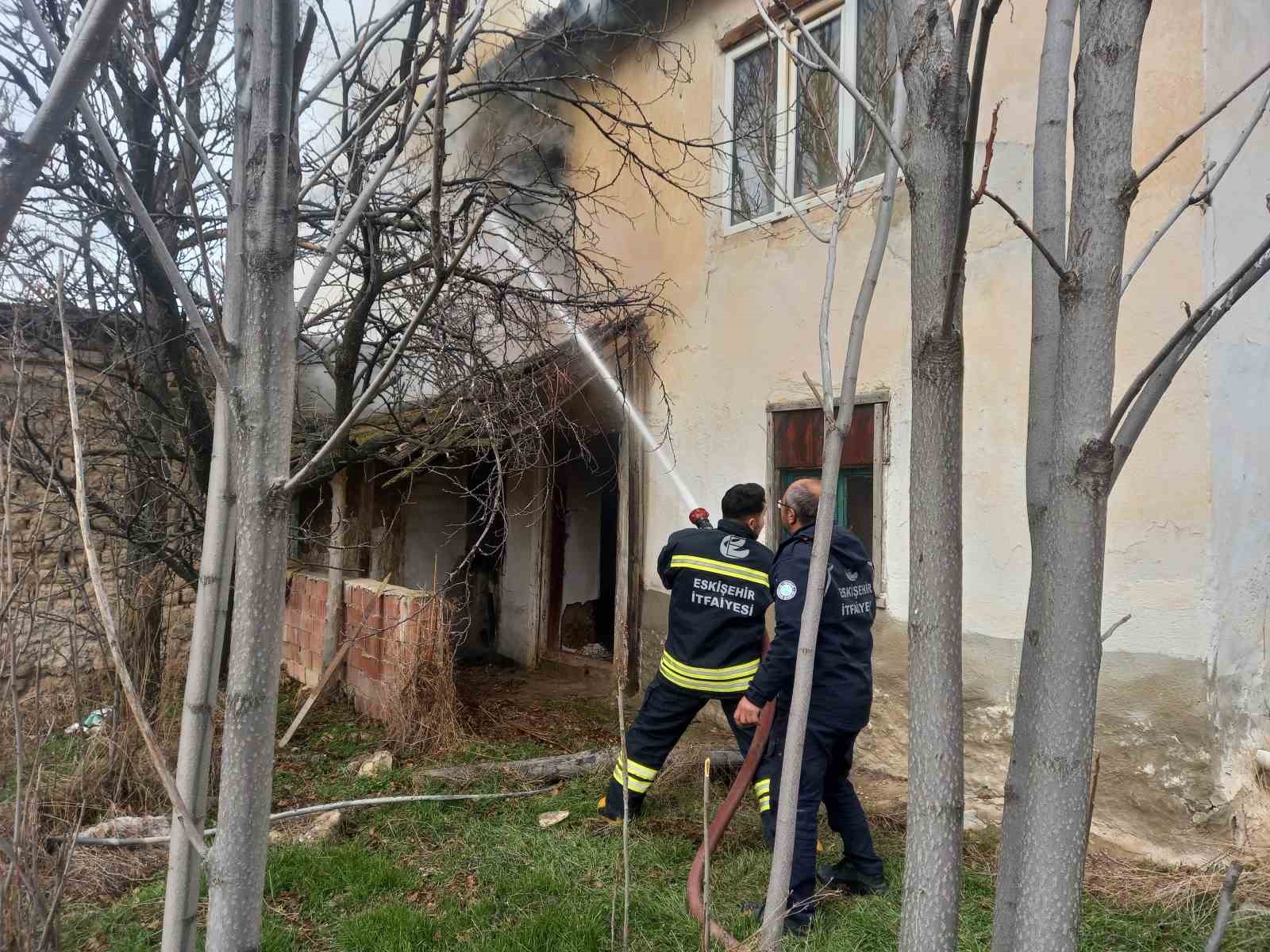 Günyüzü ilçesindeki yangında ev kullanılamaz hale geldi
