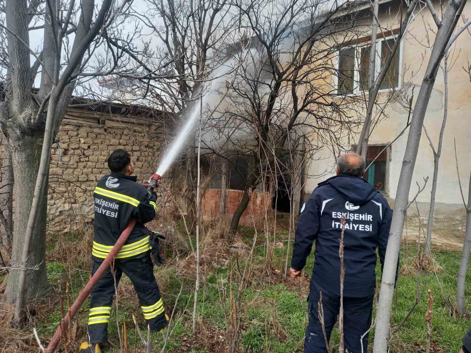 Günyüzü ilçesindeki yangında ev kullanılamaz hale geldi
