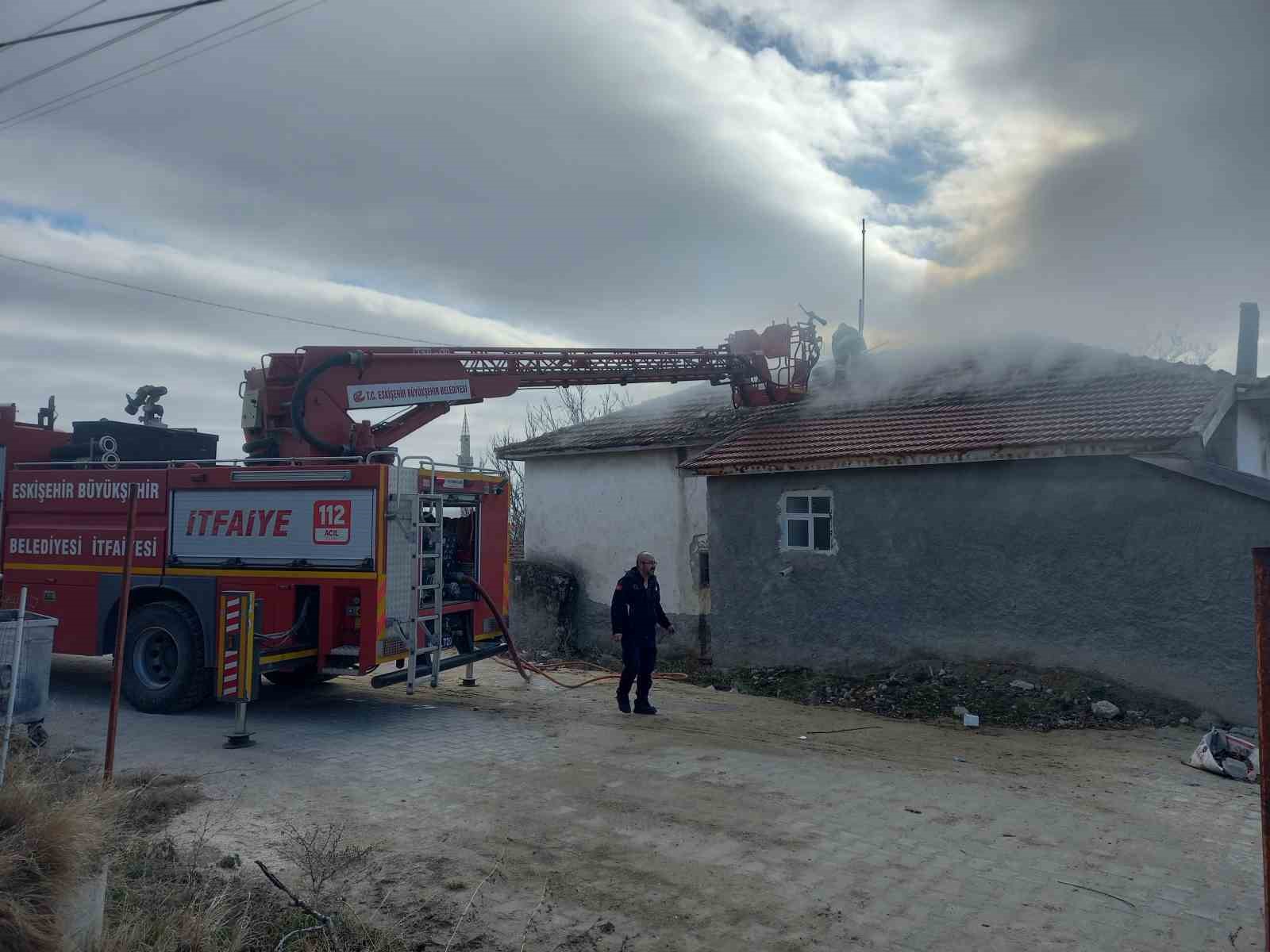 Günyüzü ilçesindeki yangında ev kullanılamaz hale geldi
